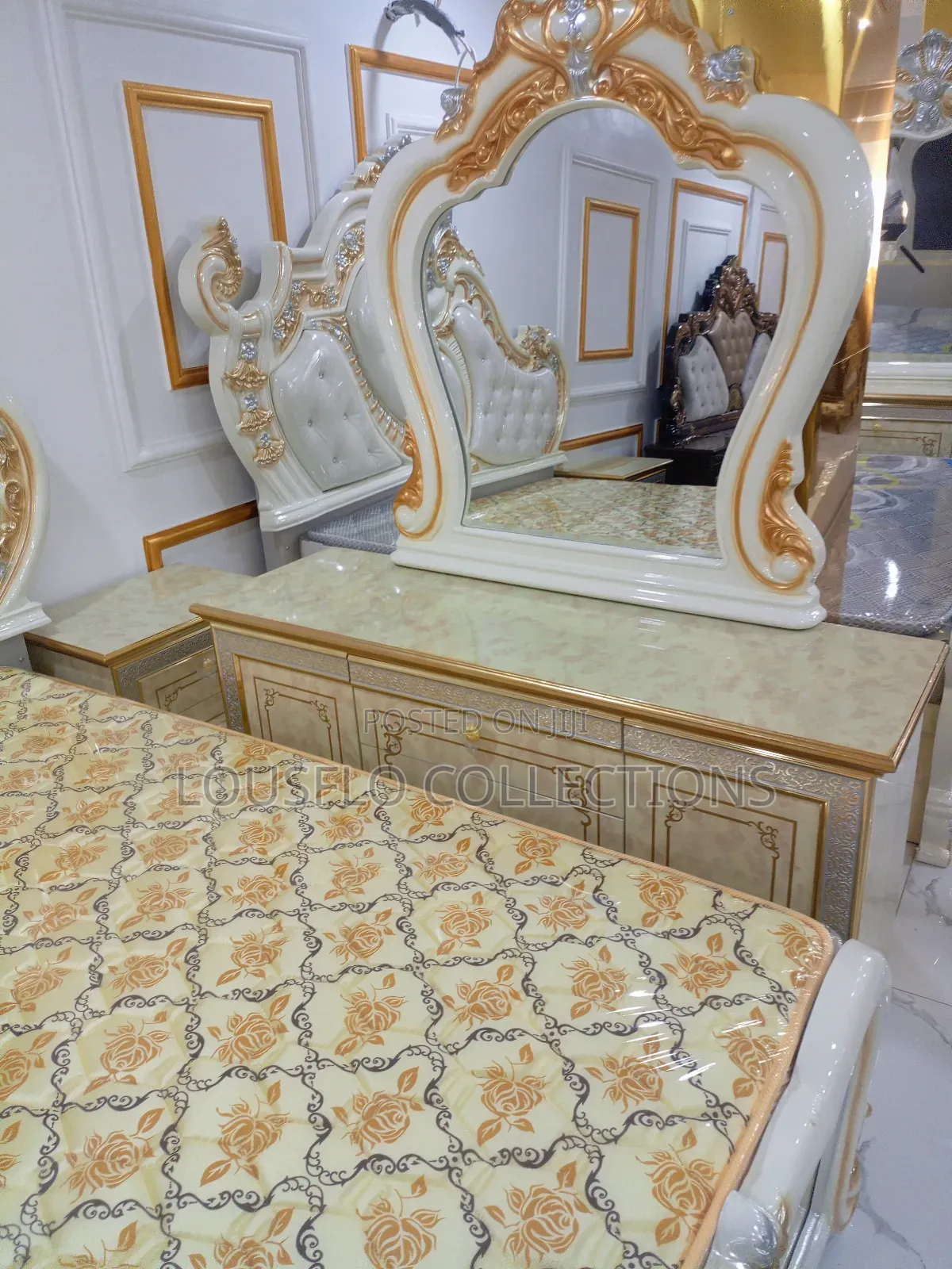 Quality Royal King Bed With Dressing Mirror Set