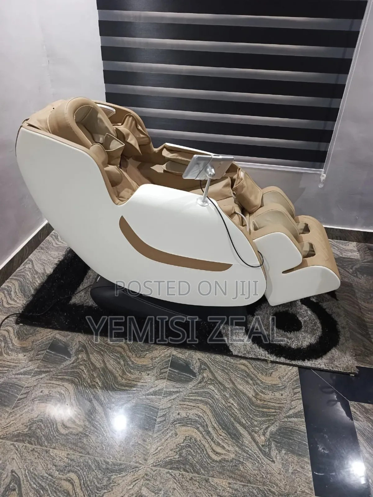 4d Massage Chair With Leg Bagging and Eye Wear