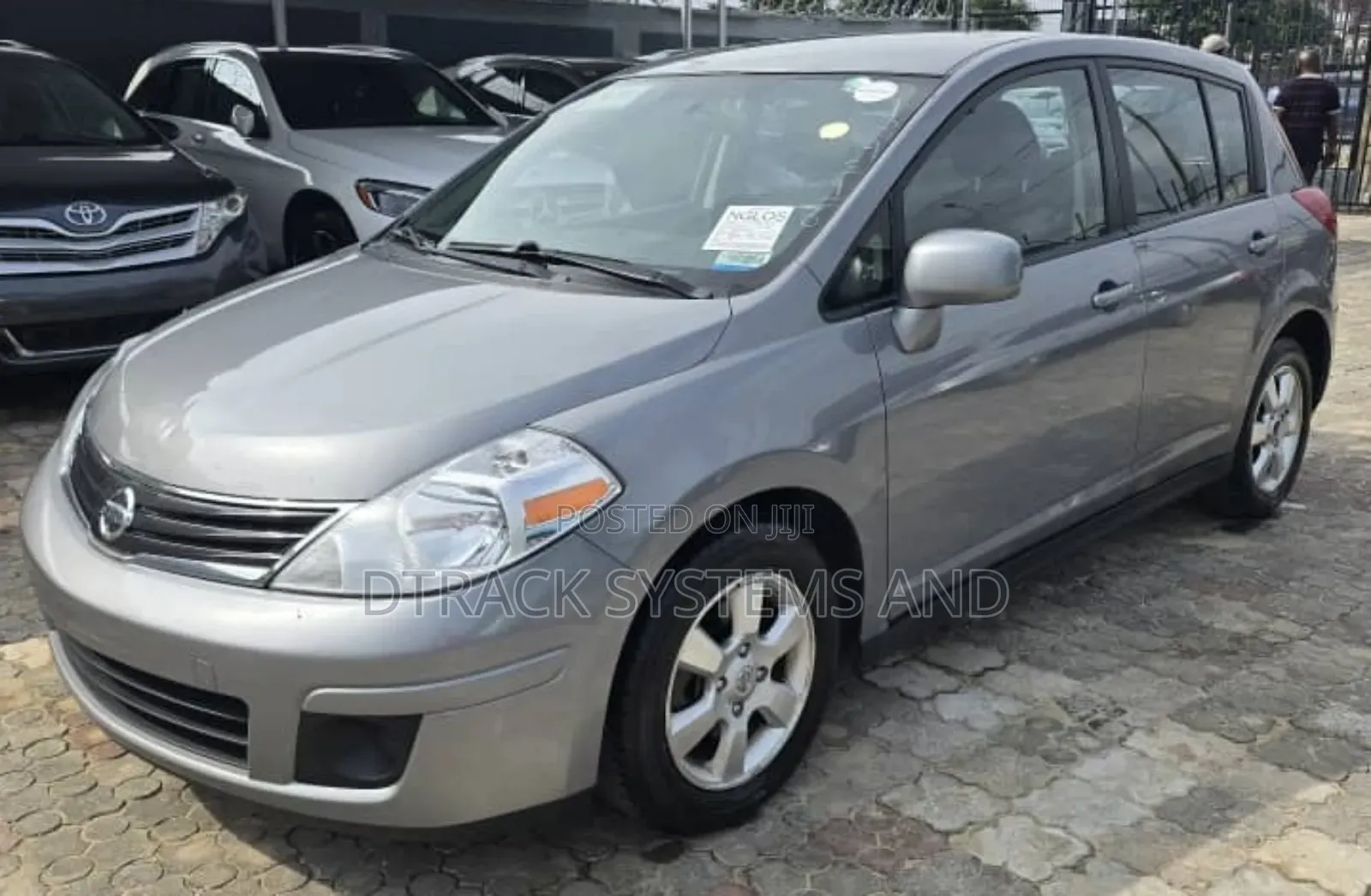 Nissan Versa 1.8 S Hatchback CVT 2012 Gray