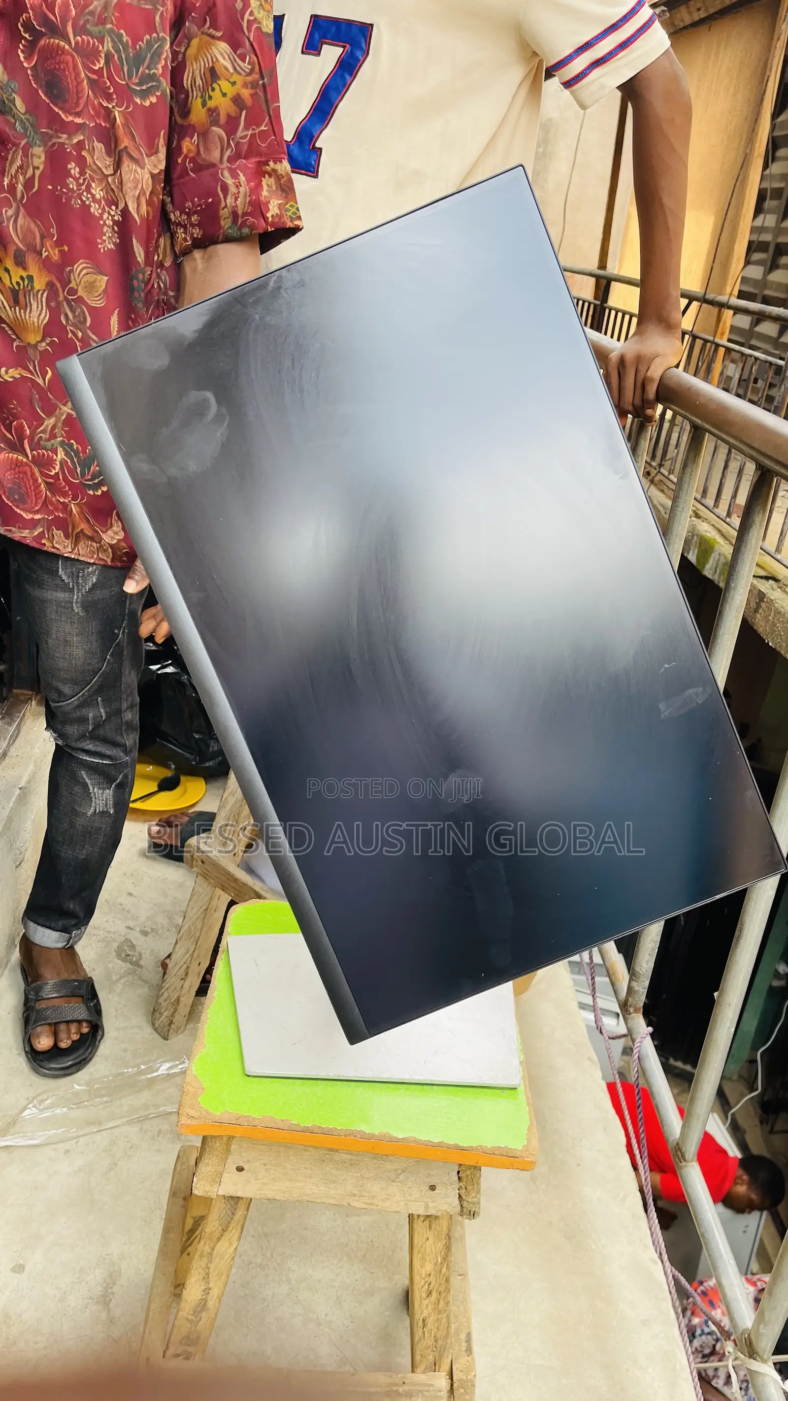 24 Inches Dell Frameless Monitor