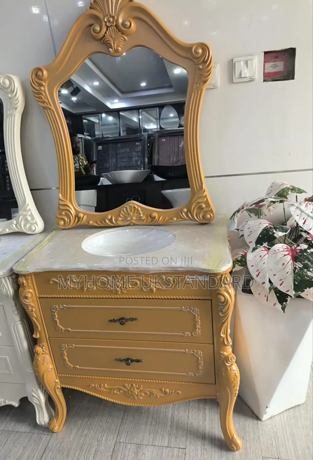 Royal Vintage Cabinet With Mirror