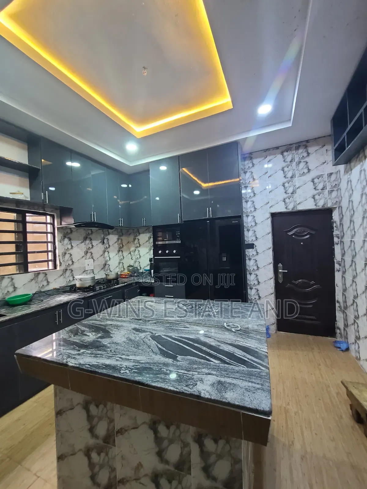 5bdrm Bungalow in Ekenwan Road Benin for sale