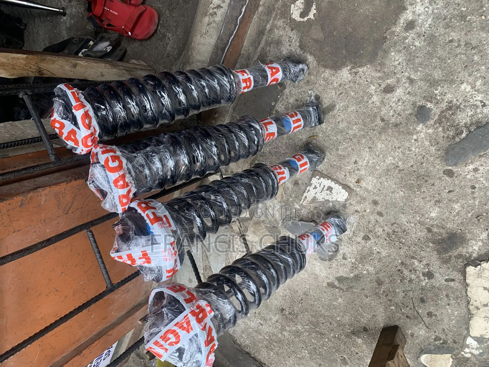 Set of Manual Shocks for Range Rover Sport/ Lr3 and Lr4.