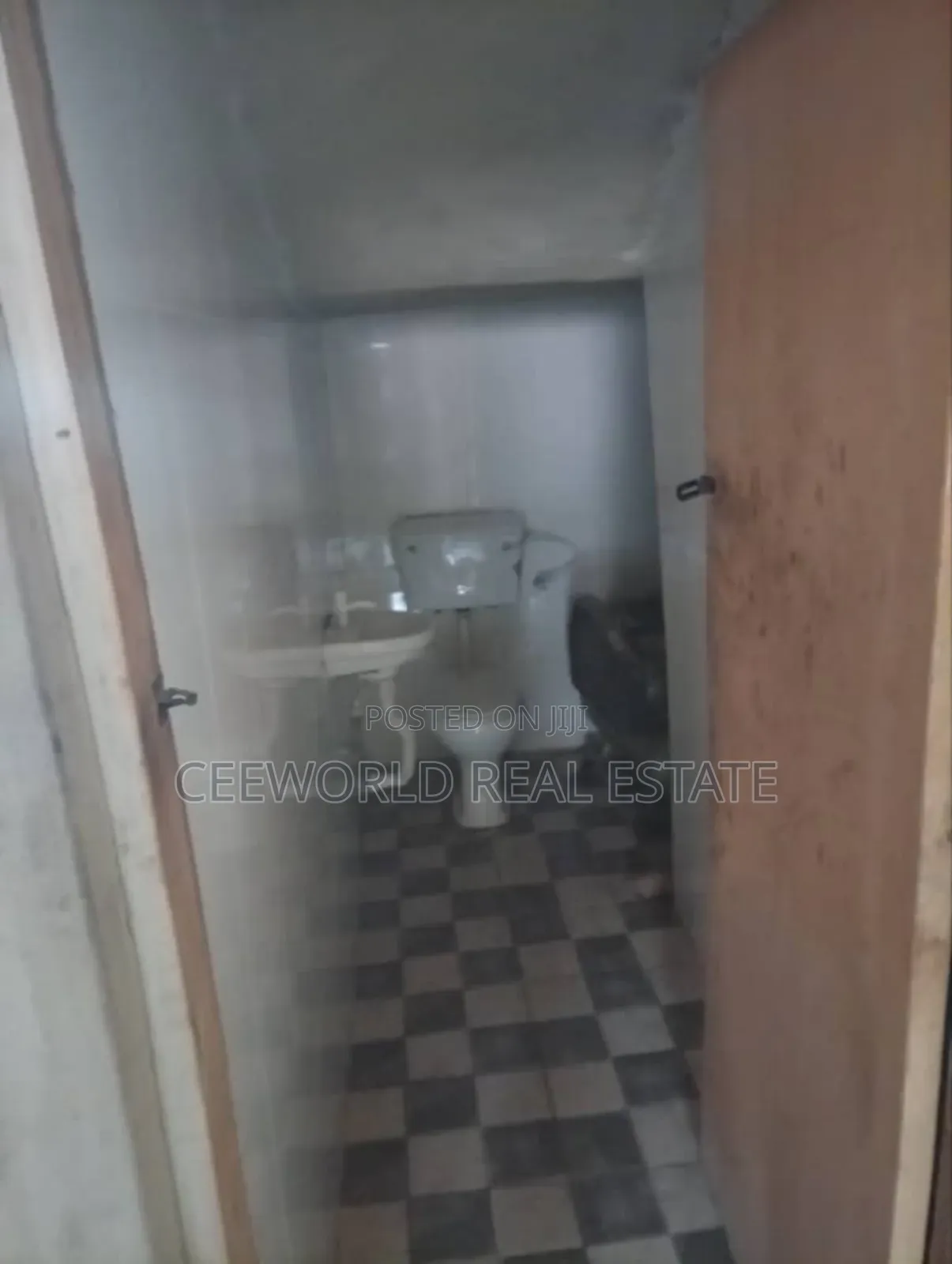 A Mini Warehouse Selfcompound Available for Lease