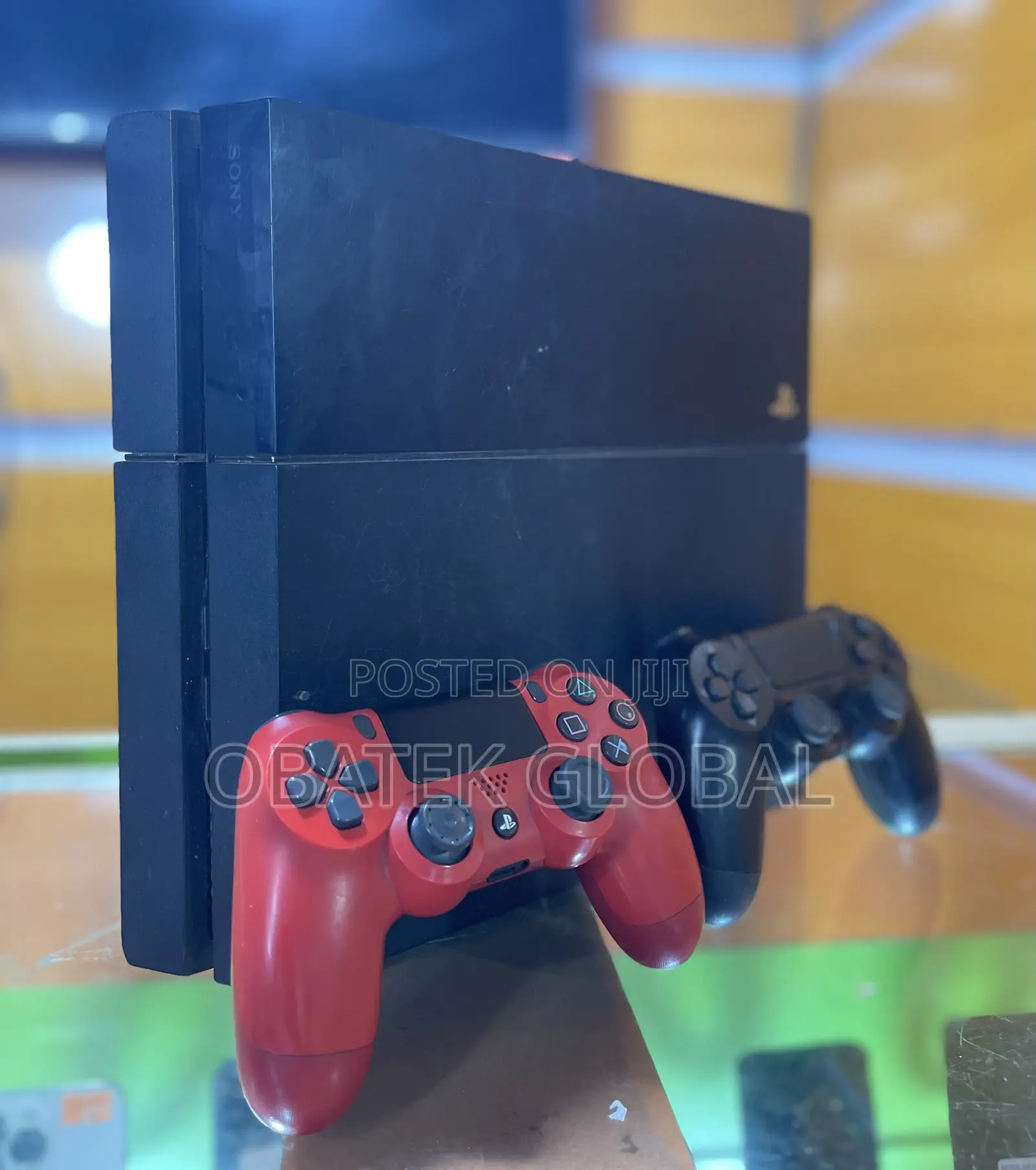 Playstation 4 Fat With 2 Pads and 8 Games.
