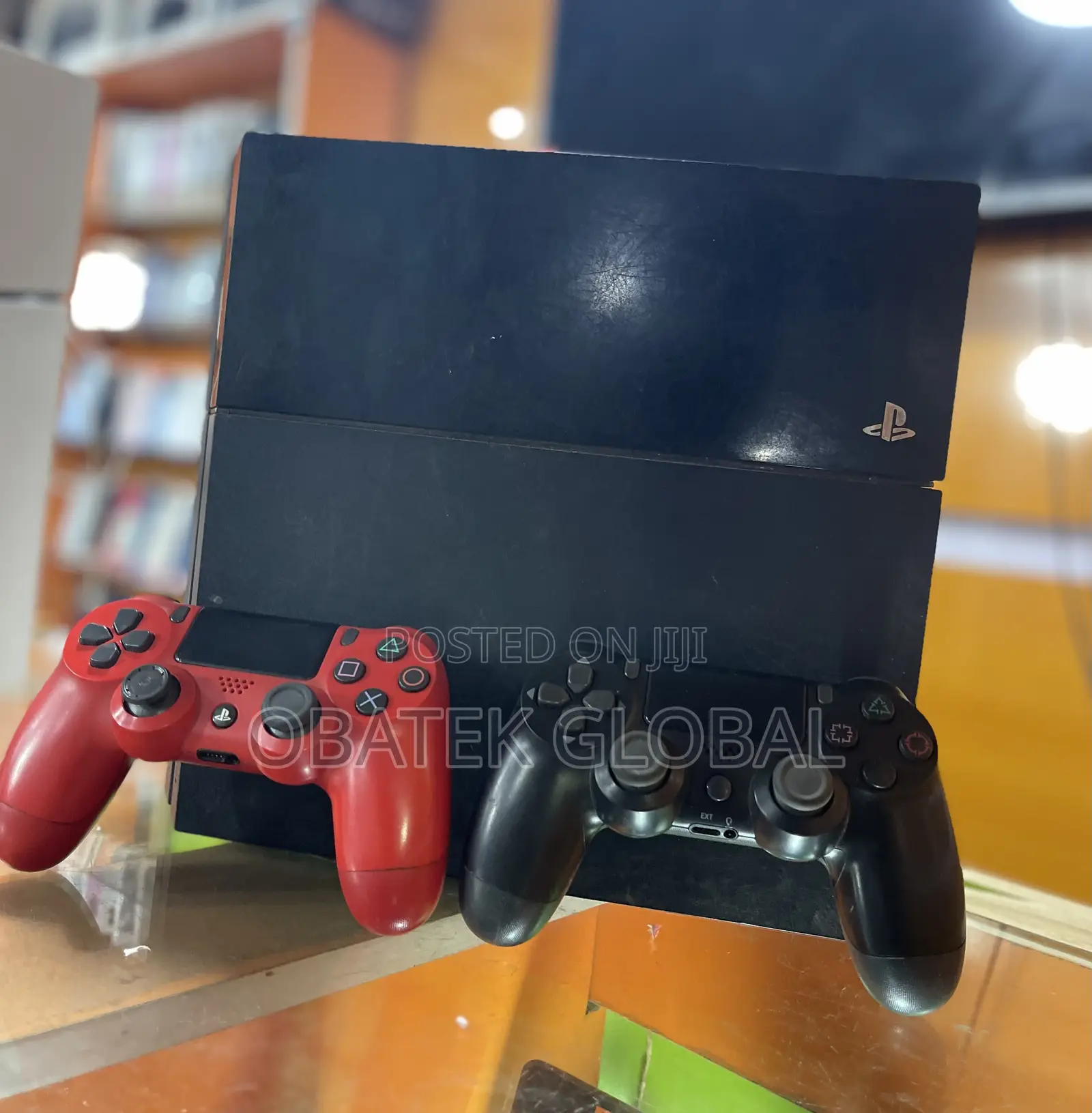 Playstation 4 Fat With 2 Pads and 8 Games.
