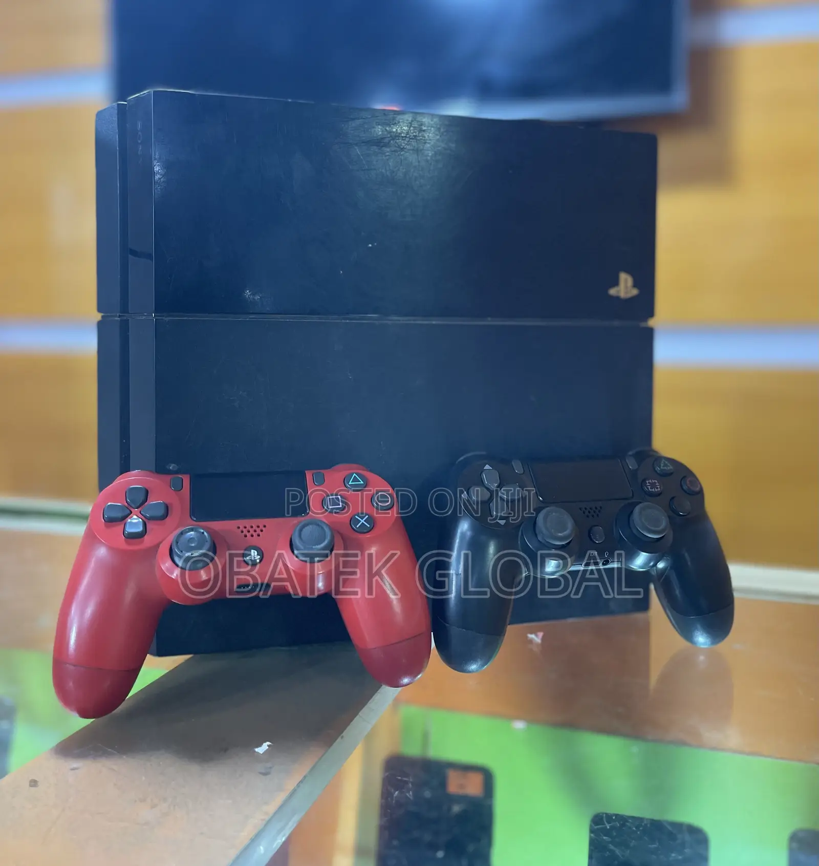 Playstation 4 Fat With 2 Pads and 8 Games.