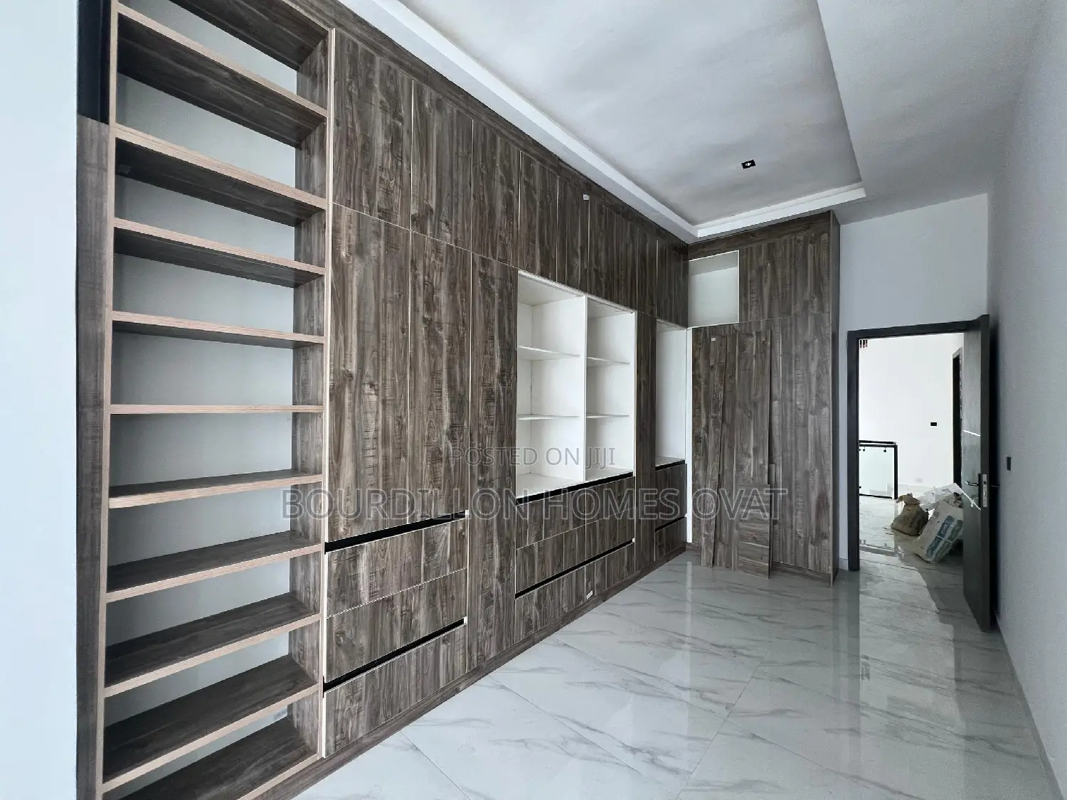 5bdrm Duplex in Osapa london for sale
