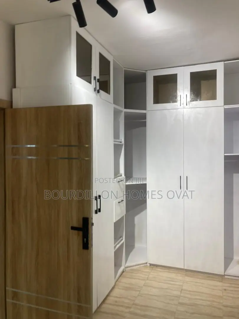 4bdrm Duplex in Chevron for sale