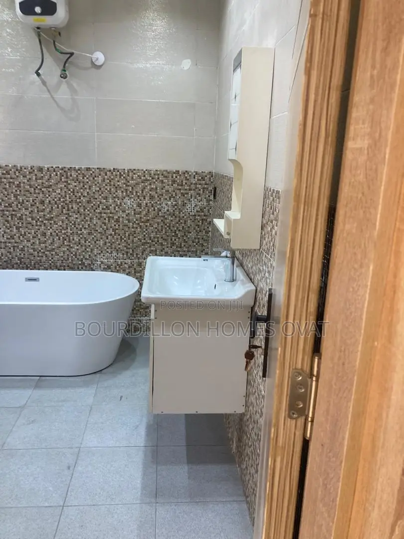 4bdrm Duplex in Chevron for sale
