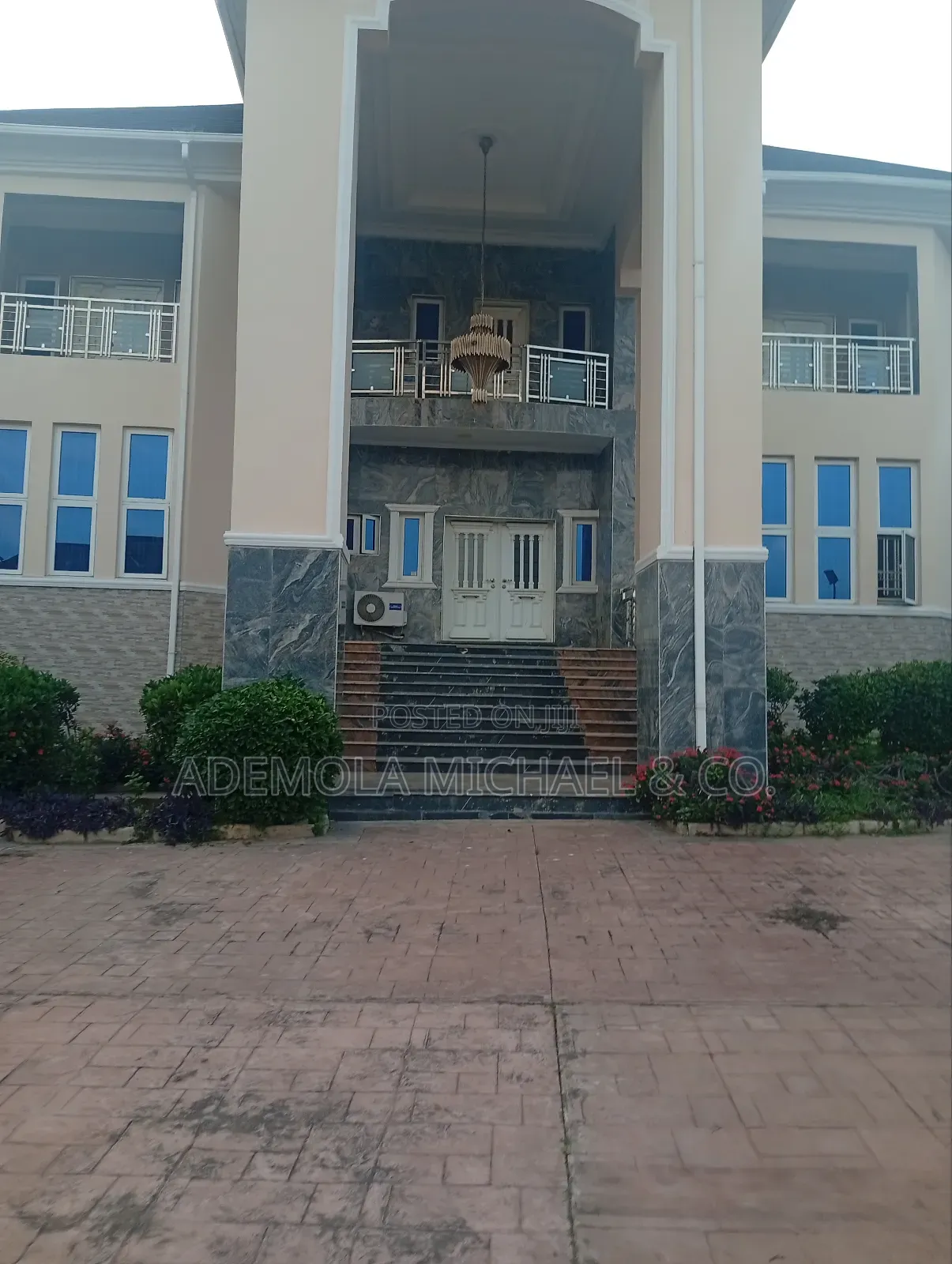 6bdrm Duplex in Apo Legislative Side for rent