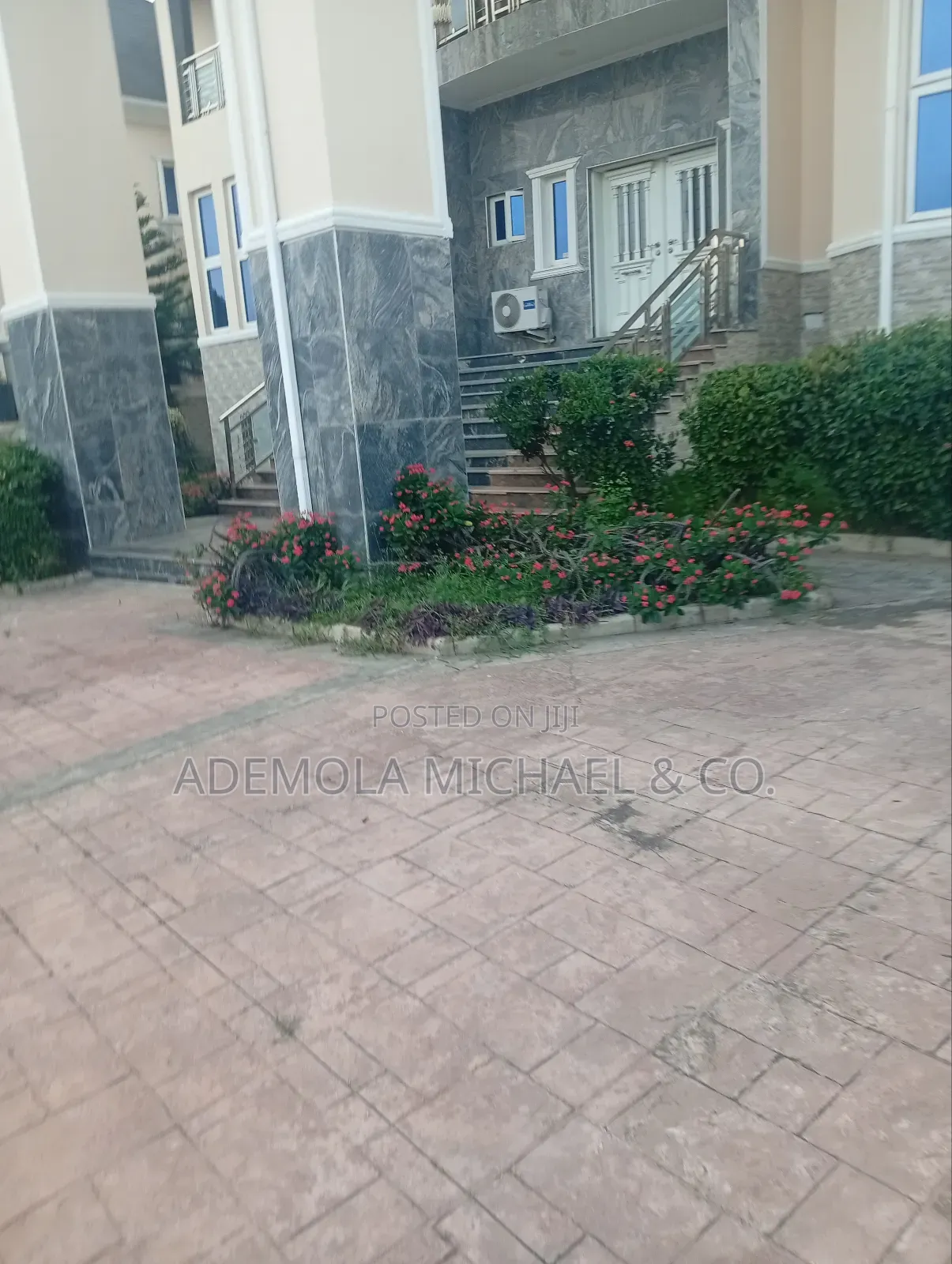 6bdrm Duplex in Apo Legislative Side for rent
