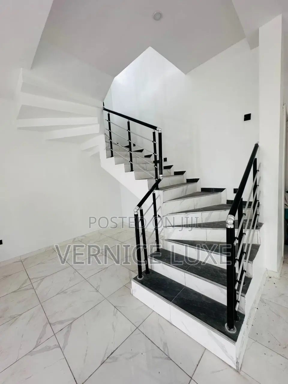 5bdrm Duplex in Thomas Estate for sale