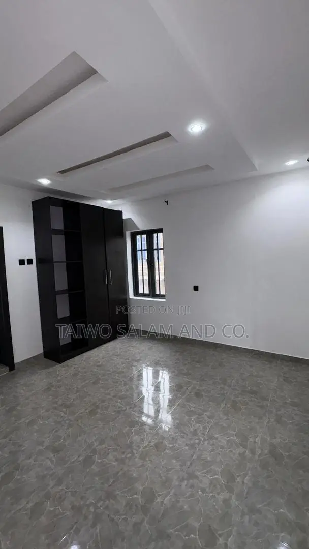 4bdrm Duplex in Oluyole Estate for sale
