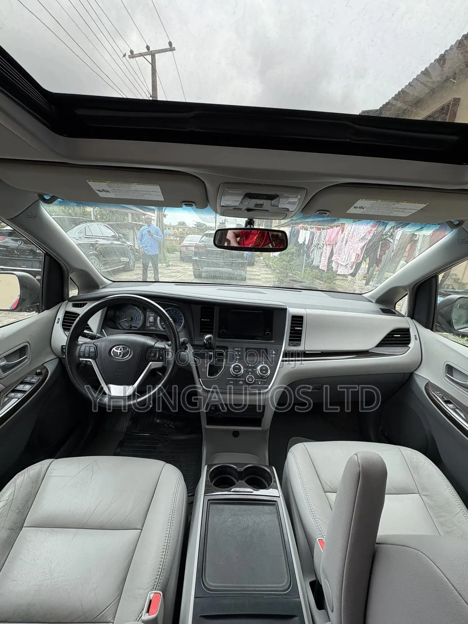 Toyota Sienna XLE Premium 8 Passenger (3.5L 6cyl 8A) 2017 Silver