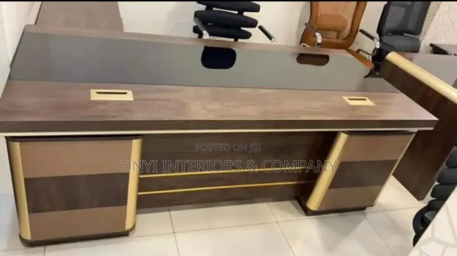 5.5 Feet Executive Office Table With Drawers and Extension