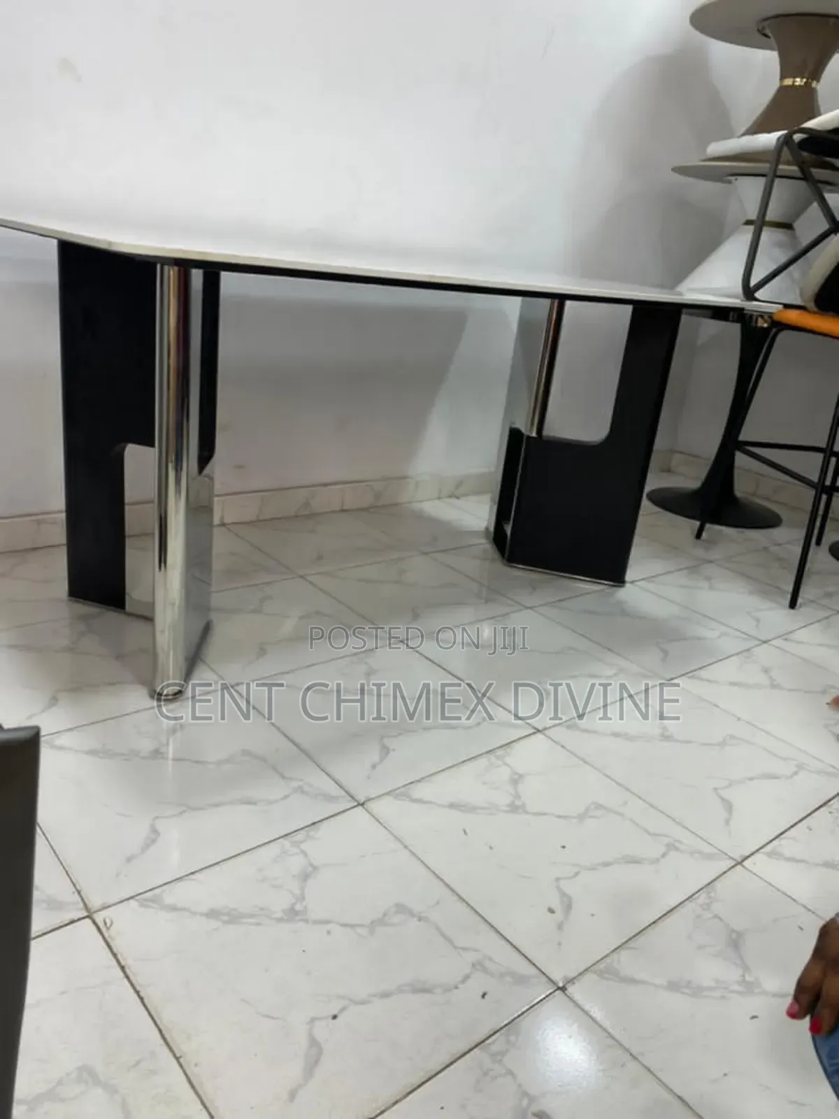 Modern Stainless Leg Dinning Table