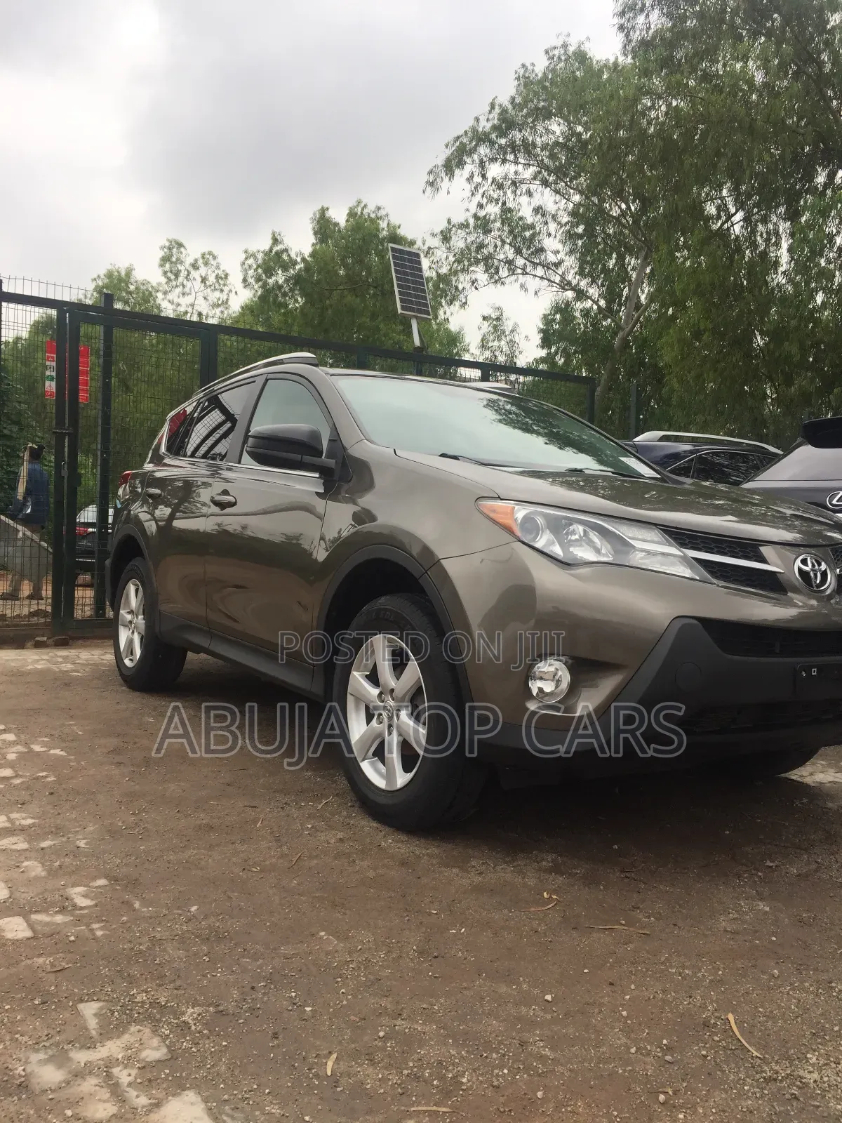 Toyota RAV4 LE FWD (2.5L 4cyl 6A) 2013 Gold