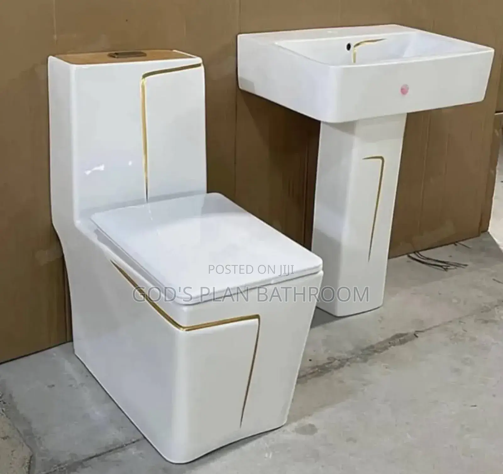 Uk Executive Wc With Gold Line