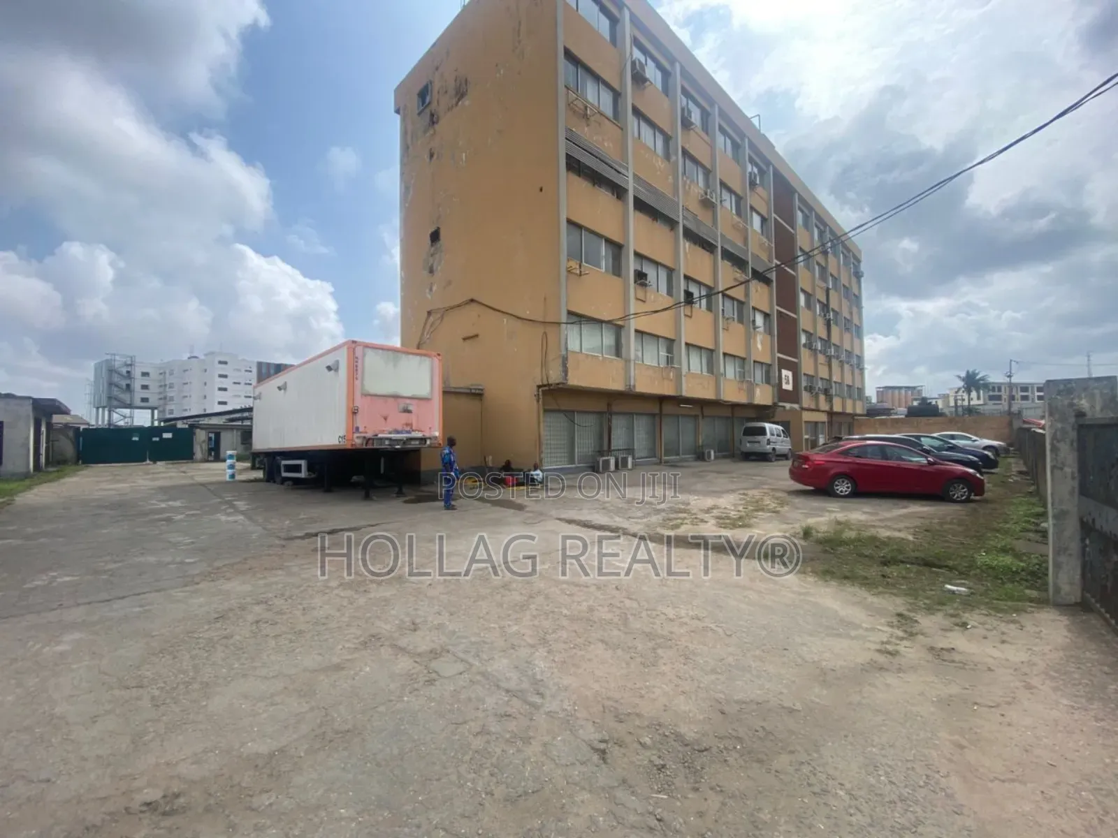 Multiple Warehouses With a Office Building on 16000 Square Meters Land