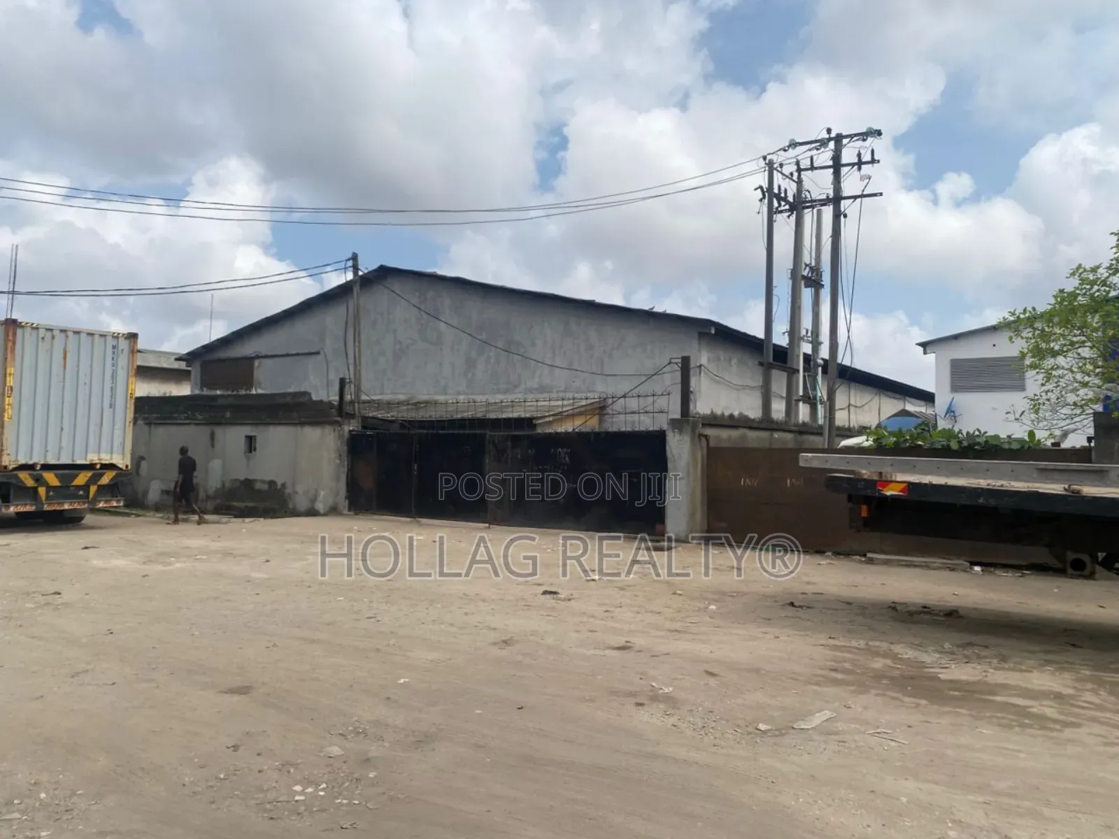 Multiple Warehouses With a Office Building on 16000 Square Meters Land