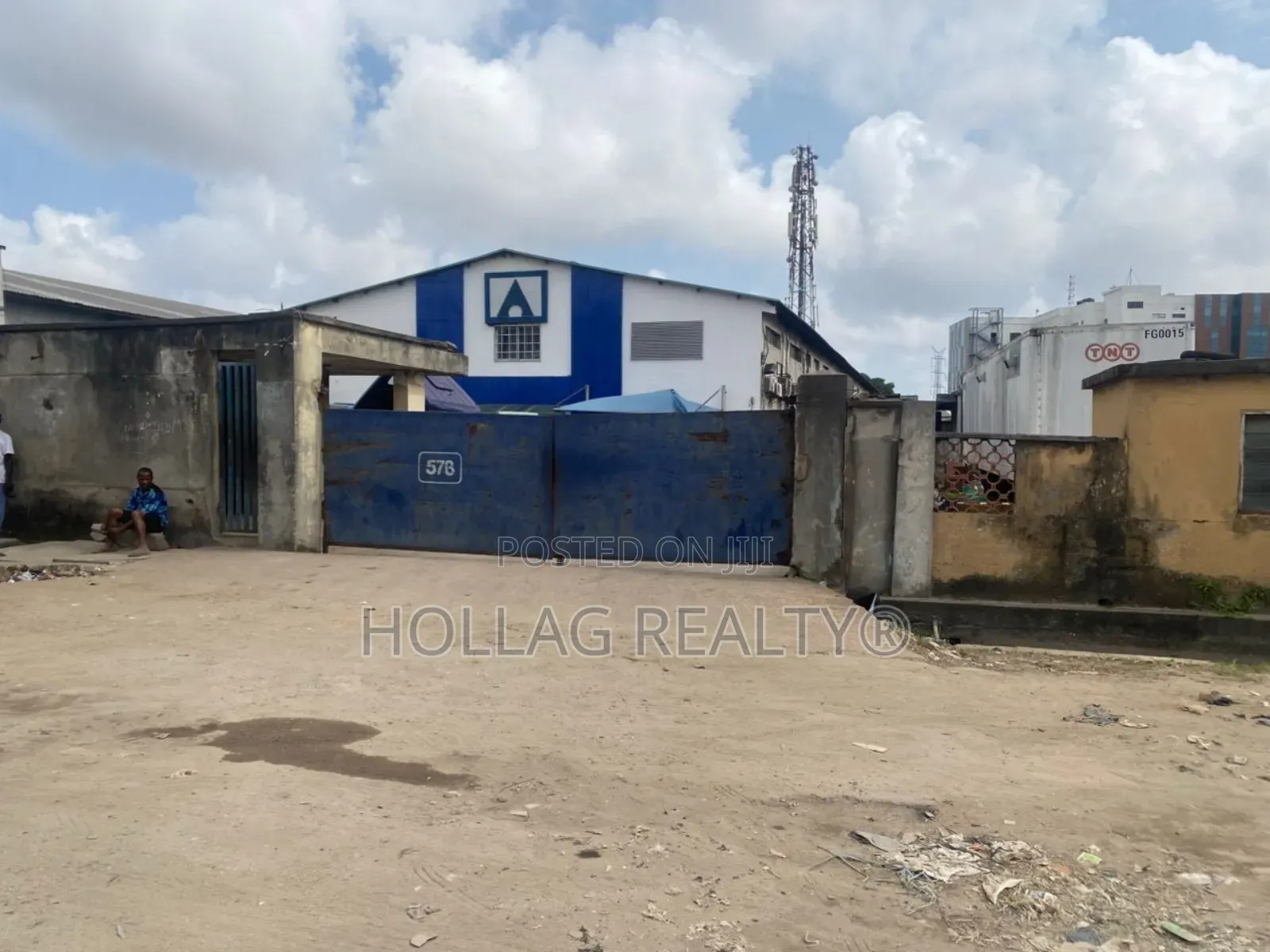 Multiple Warehouses With a Office Building on 16000 Square Meters Land