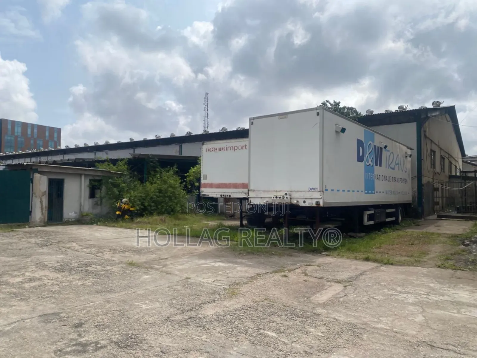 Multiple Warehouses With a Office Building on 16000 Square Meters Land