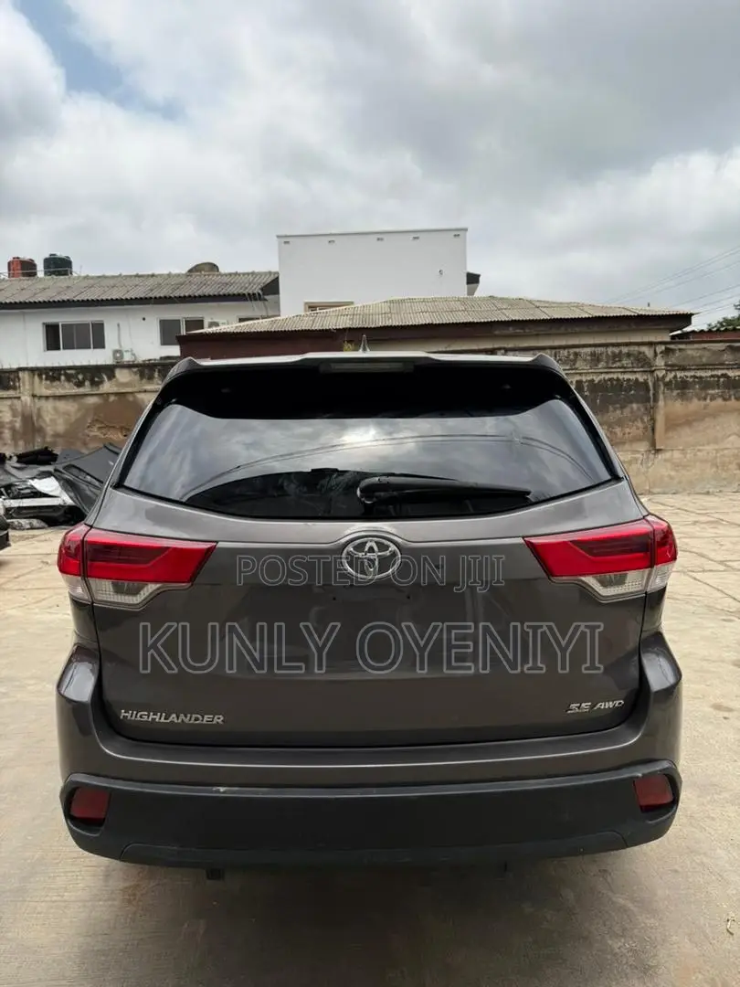 Toyota Highlander SE 4x4 V6 (3.5L 6cyl 8A) 2017 Gray