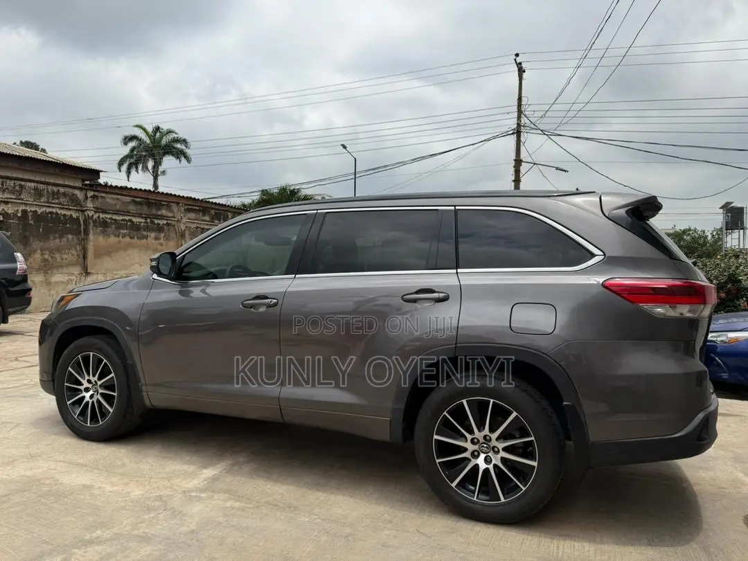Toyota Highlander SE 4x4 V6 (3.5L 6cyl 8A) 2017 Gray