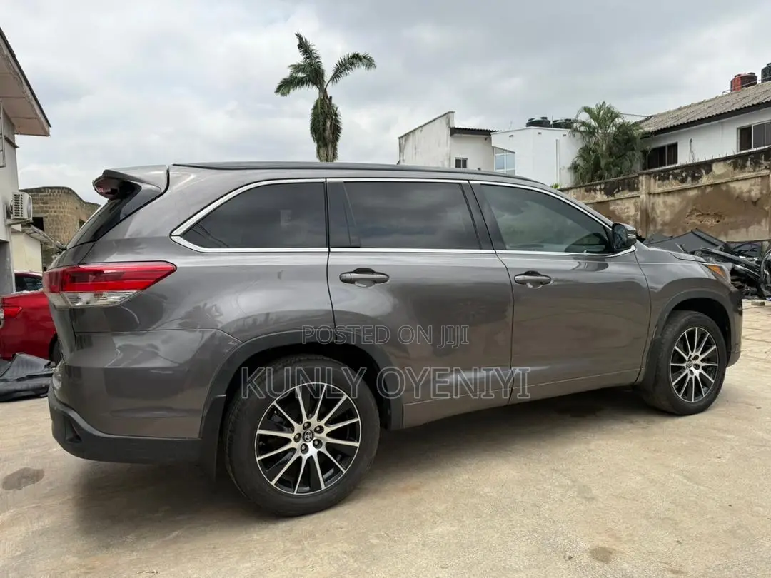 Toyota Highlander SE 4x4 V6 (3.5L 6cyl 8A) 2017 Gray