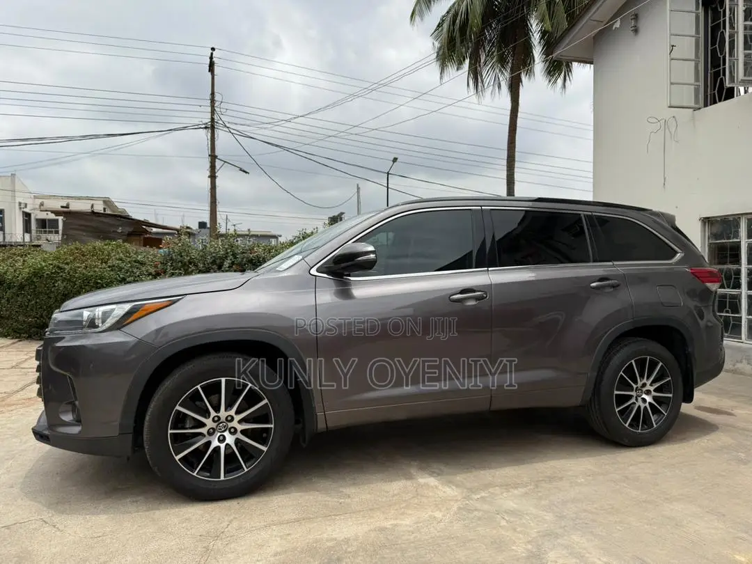 Toyota Highlander SE 4x4 V6 (3.5L 6cyl 8A) 2017 Gray