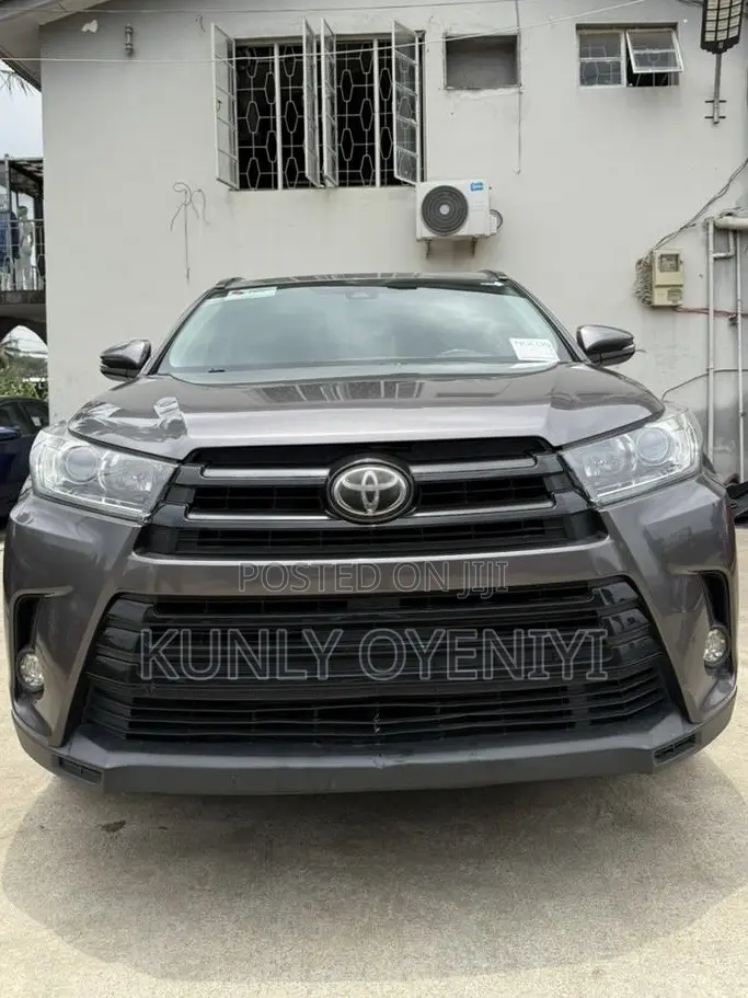 Toyota Highlander SE 4x4 V6 (3.5L 6cyl 8A) 2017 Gray