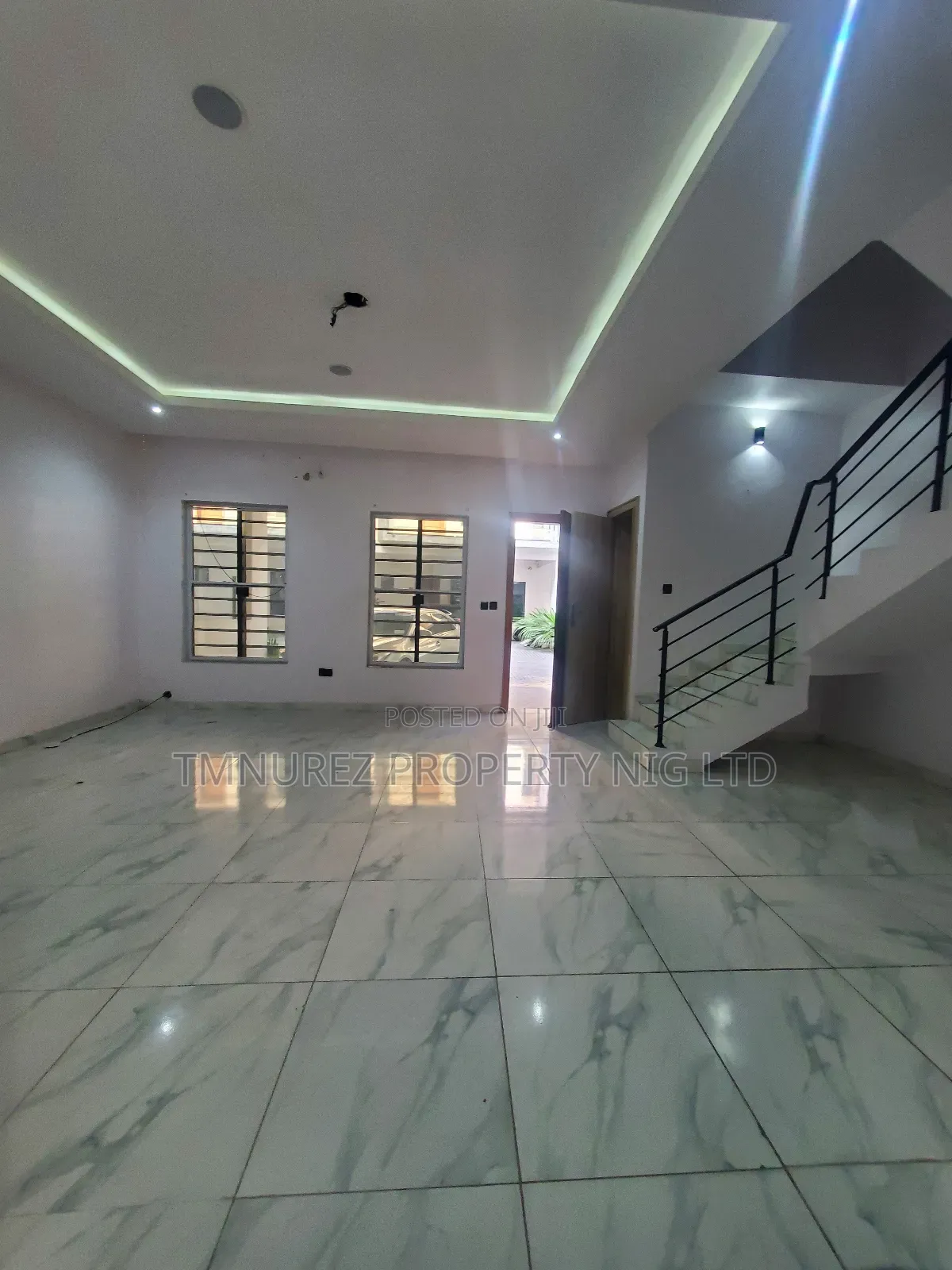 4bdrm Duplex in Orchild Road, Chevron for sale