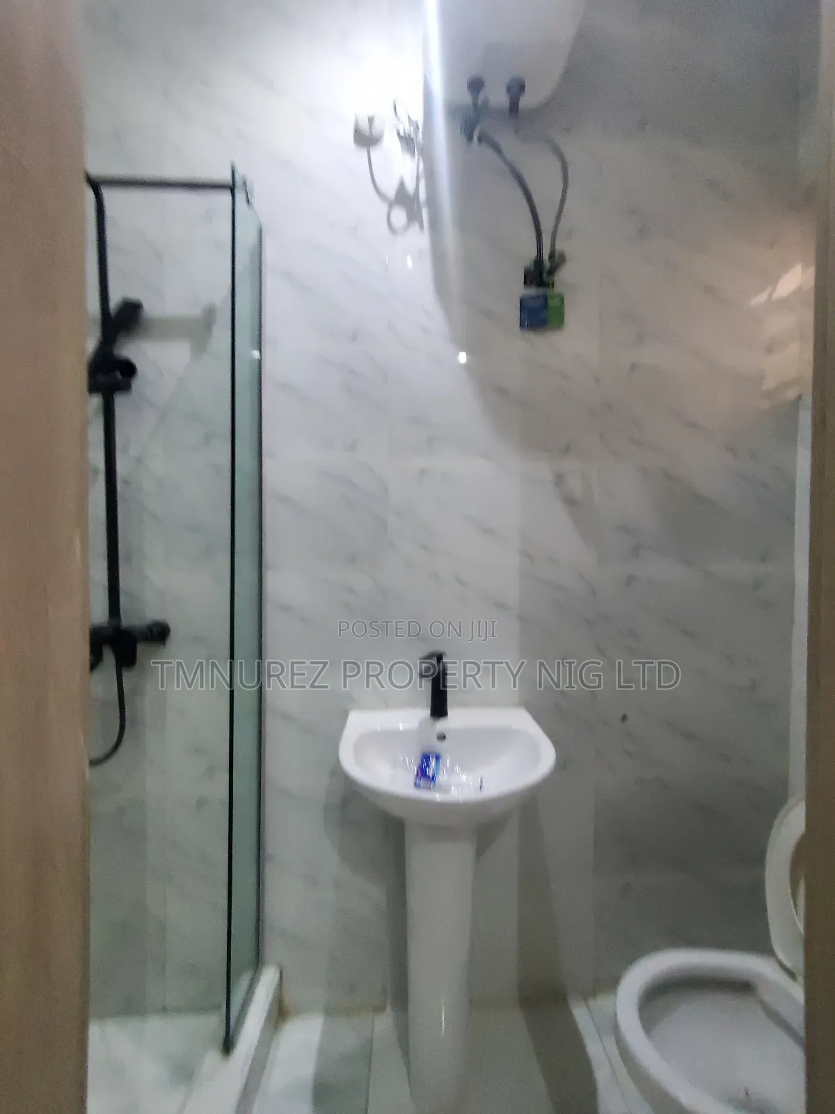 4bdrm Duplex in Orchild Road, Chevron for sale