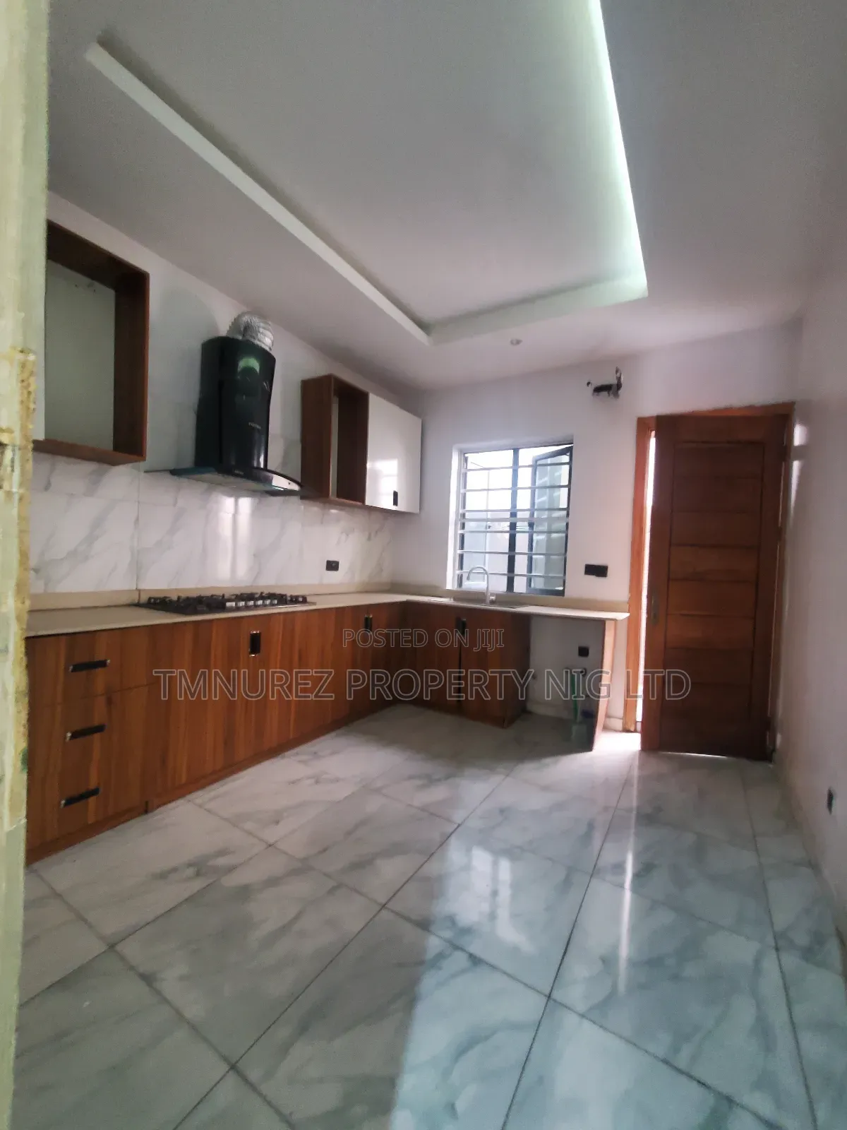 4bdrm Duplex in Orchild Road, Chevron for sale
