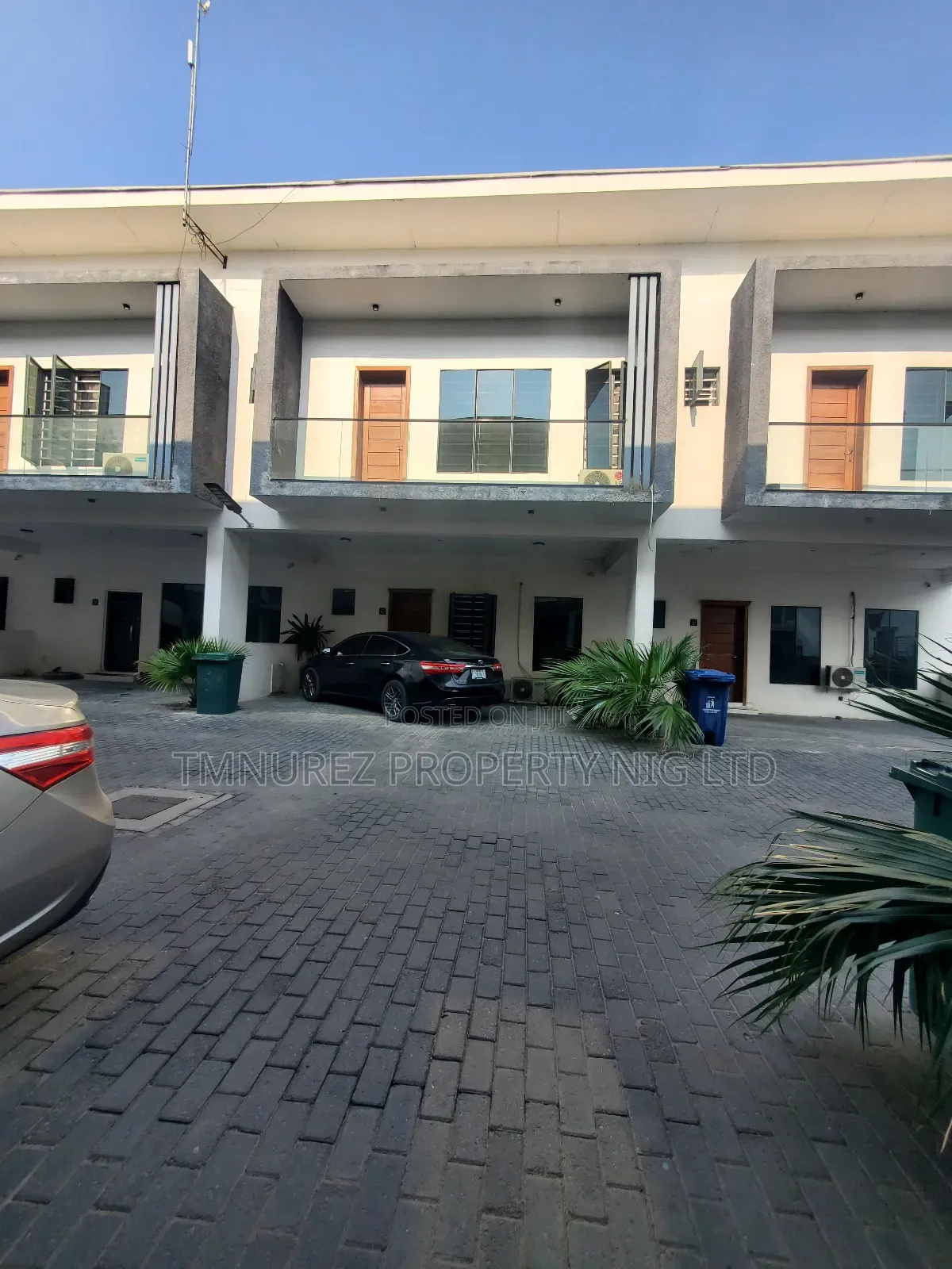 4bdrm Duplex in Orchild Road, Chevron for sale