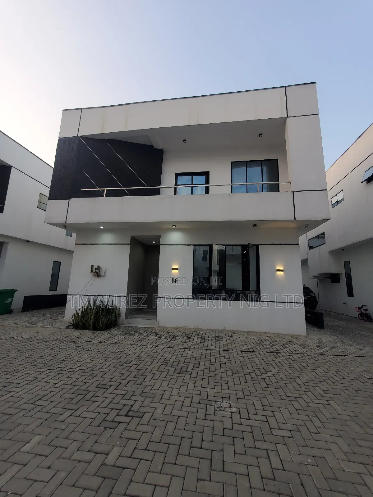 4bdrm Duplex in Orchild Road, Chevron for sale
