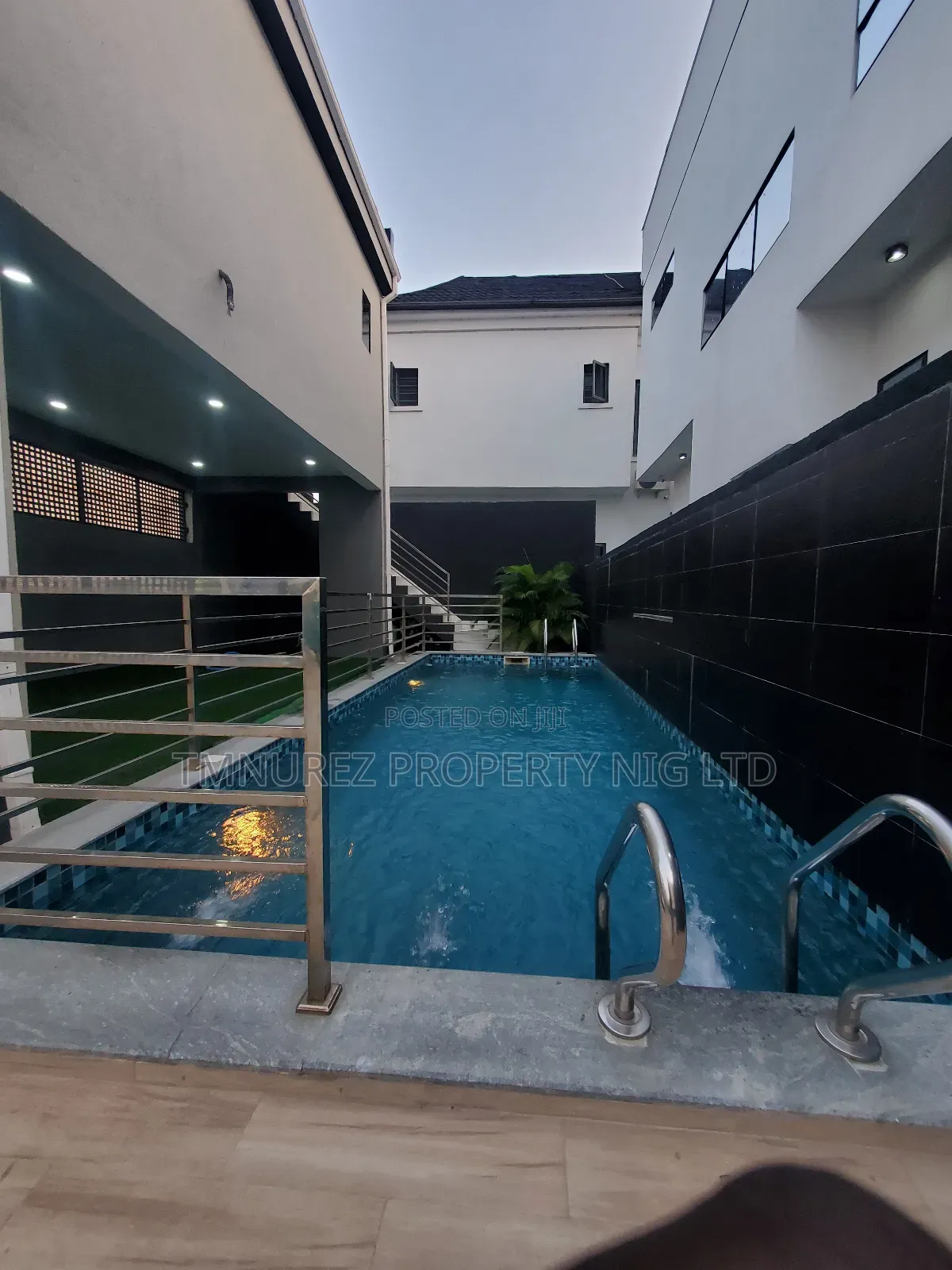 4bdrm Duplex in Orchild Road, Chevron for sale