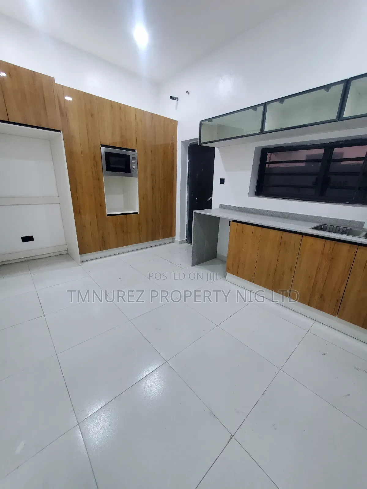 4bdrm Duplex in Orchild Road, Chevron for sale