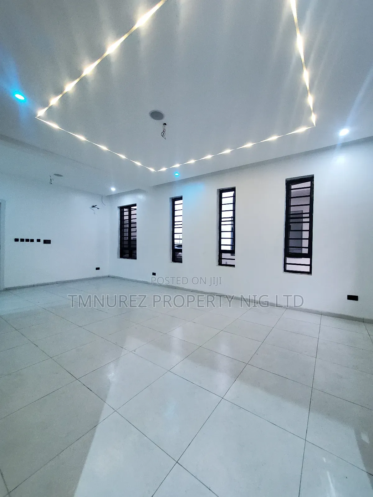 4bdrm Duplex in Orchild Road, Chevron for sale