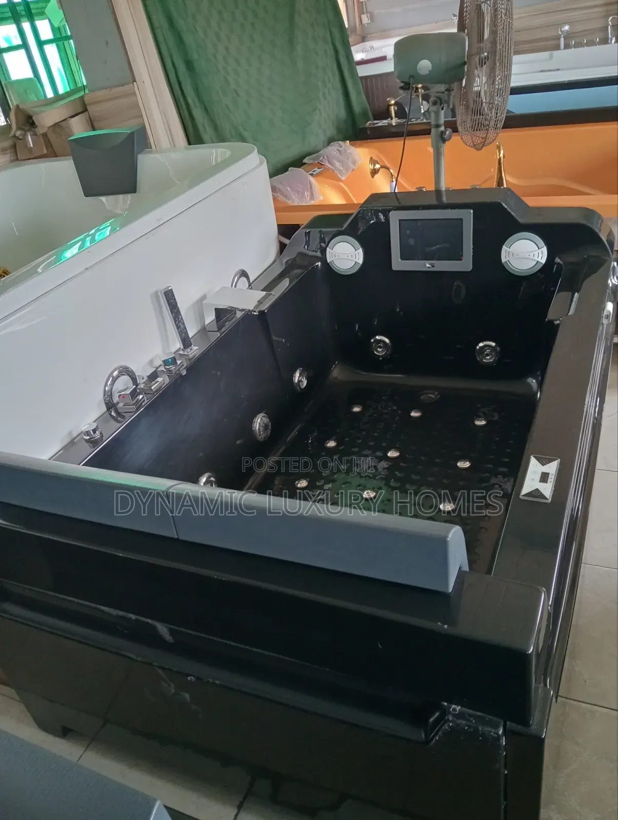 Luxury England Jacuzzi With Television and Radio