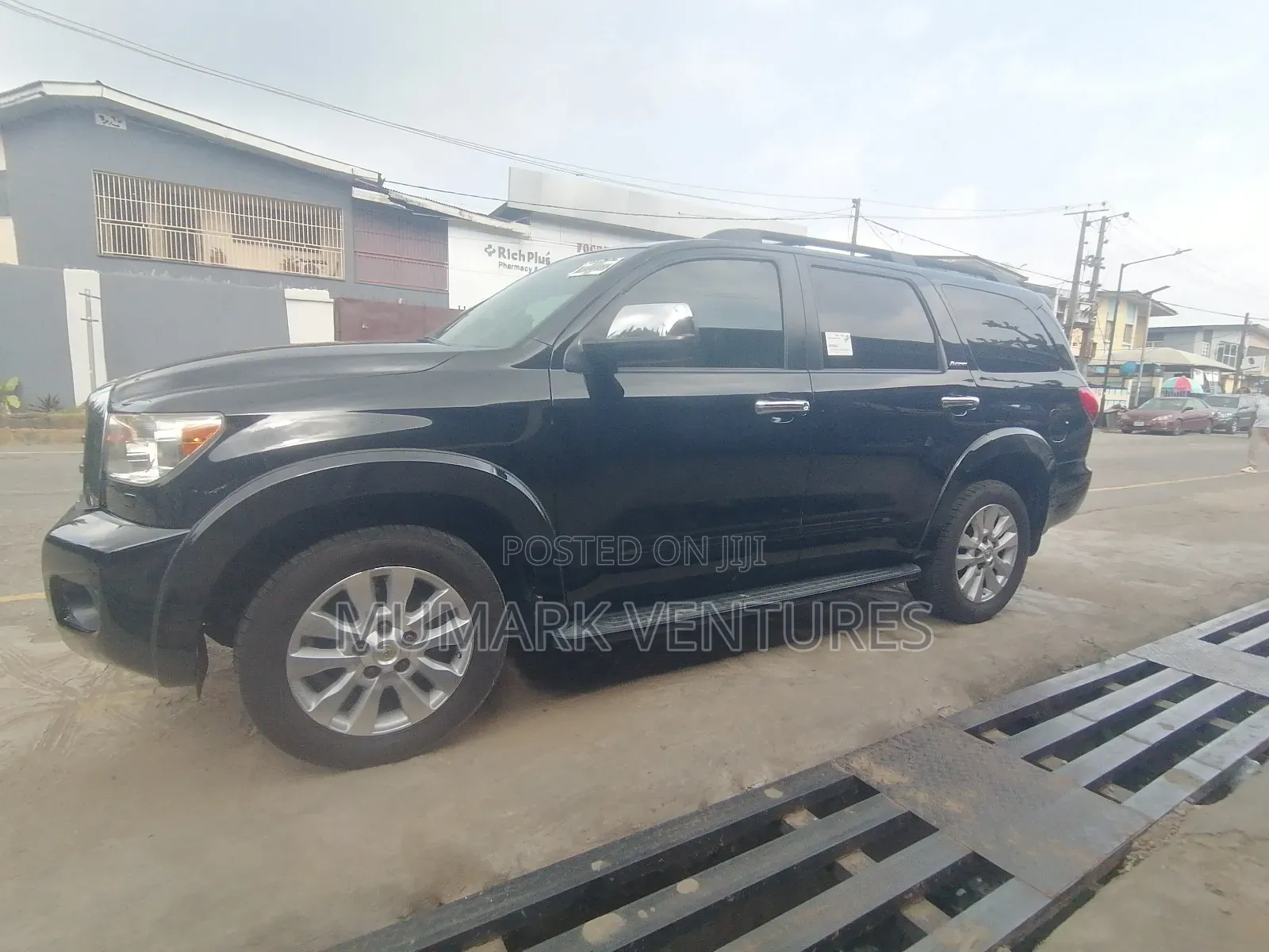 Toyota Sequoia Platinum 4dr SUV (5.7L 8cyl 6A) 2016 Black