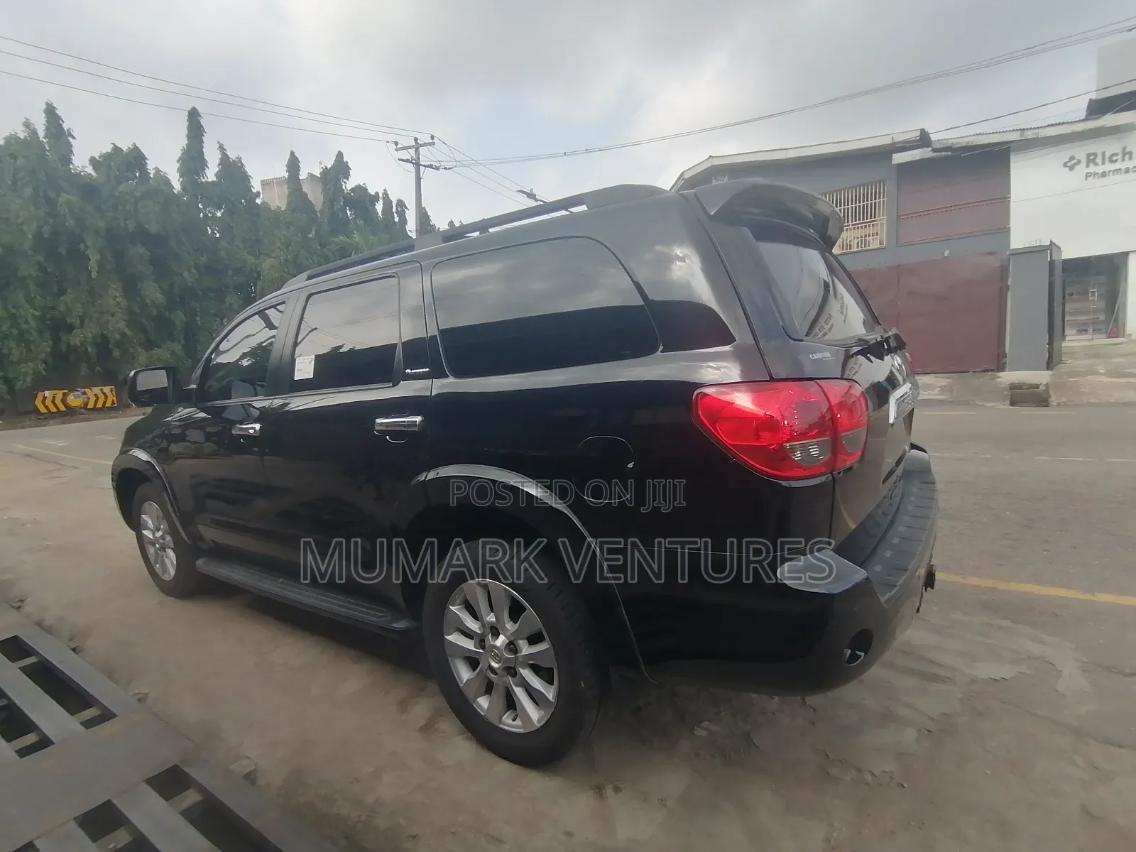 Toyota Sequoia Platinum 4dr SUV (5.7L 8cyl 6A) 2016 Black