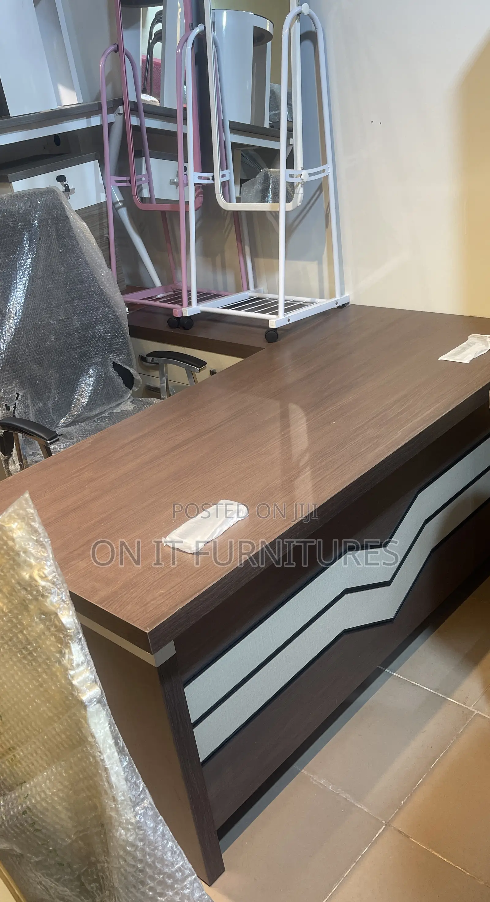 1.6m Luxury Modern Executive Office Table – Imported With Extension