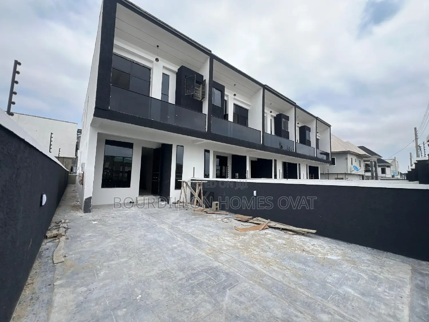 4bdrm Duplex in Ikota Villa Estate for sale