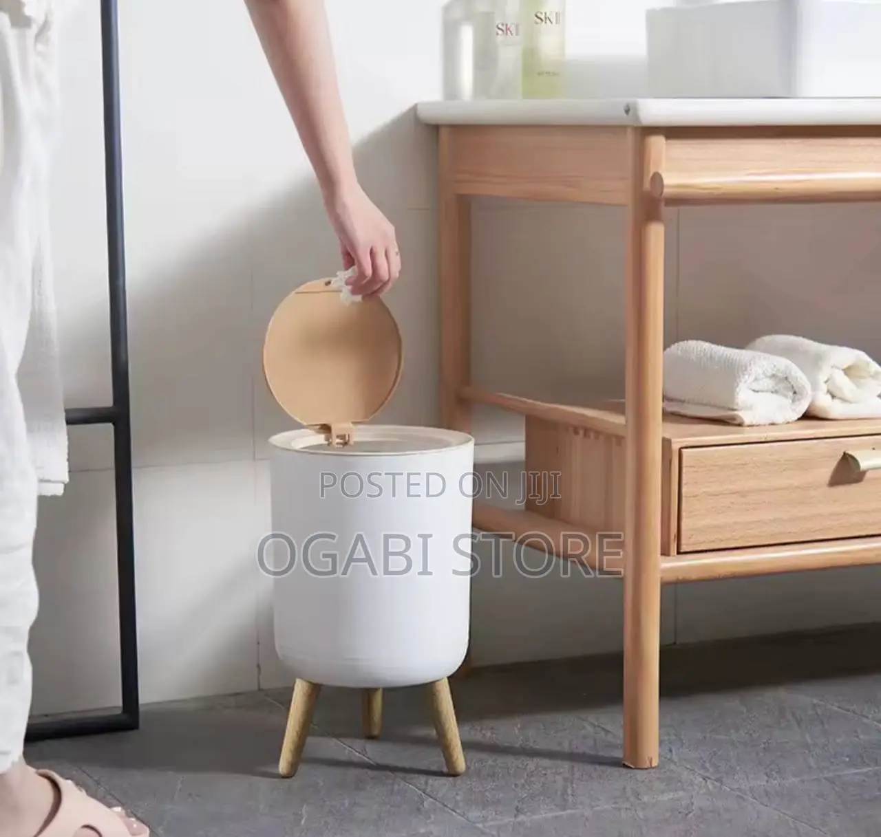 Creative Covered Trash Can