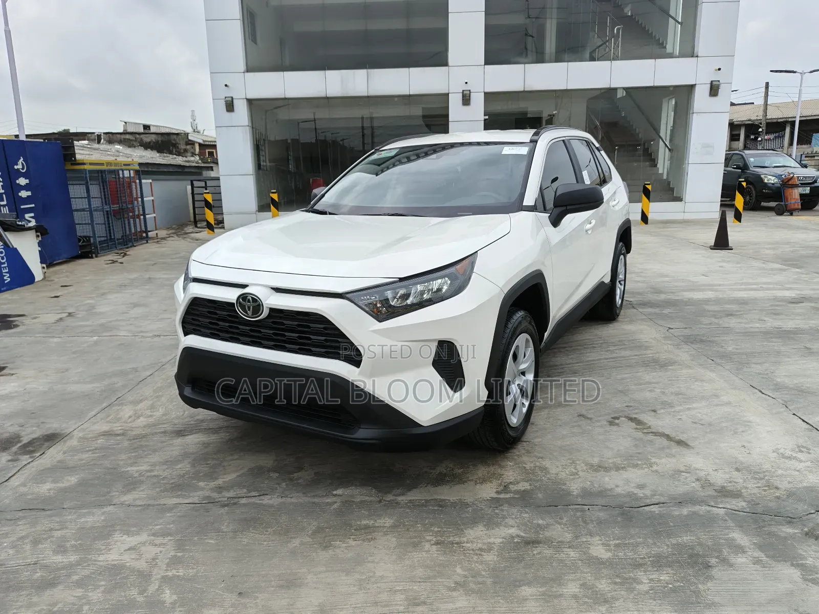 Toyota RAV4 LE 2021 White