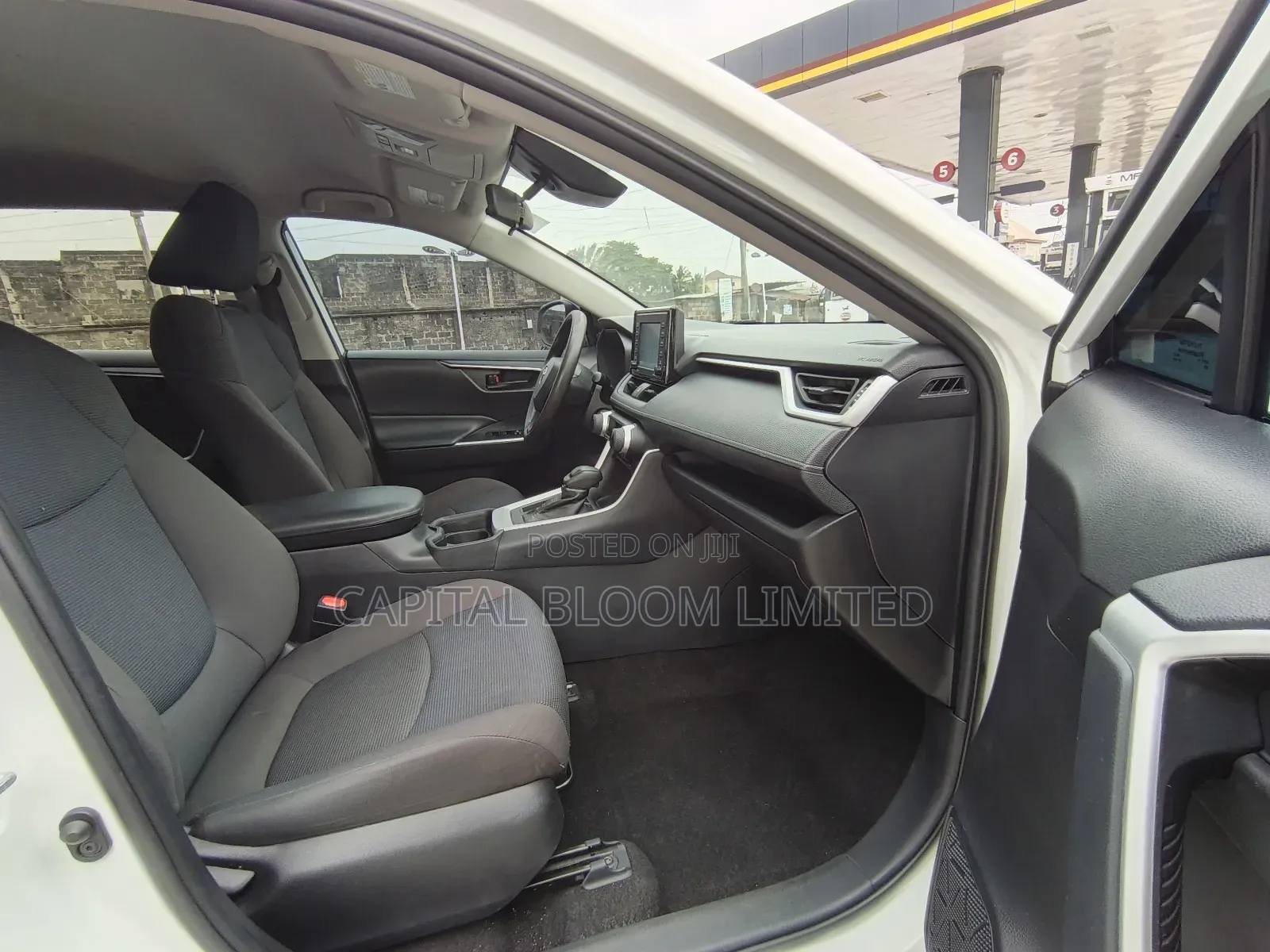 Toyota RAV4 LE 2021 White