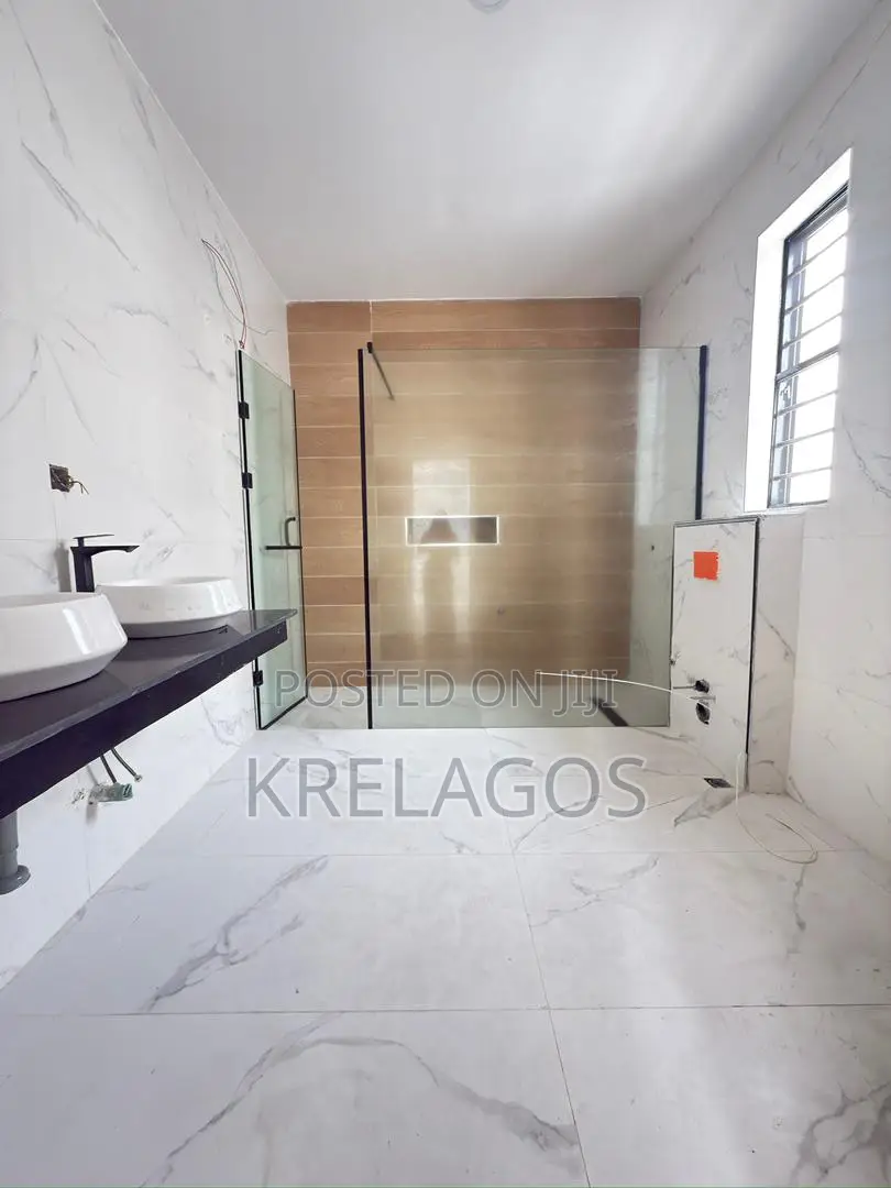 5bdrm Duplex in Chevron for sale