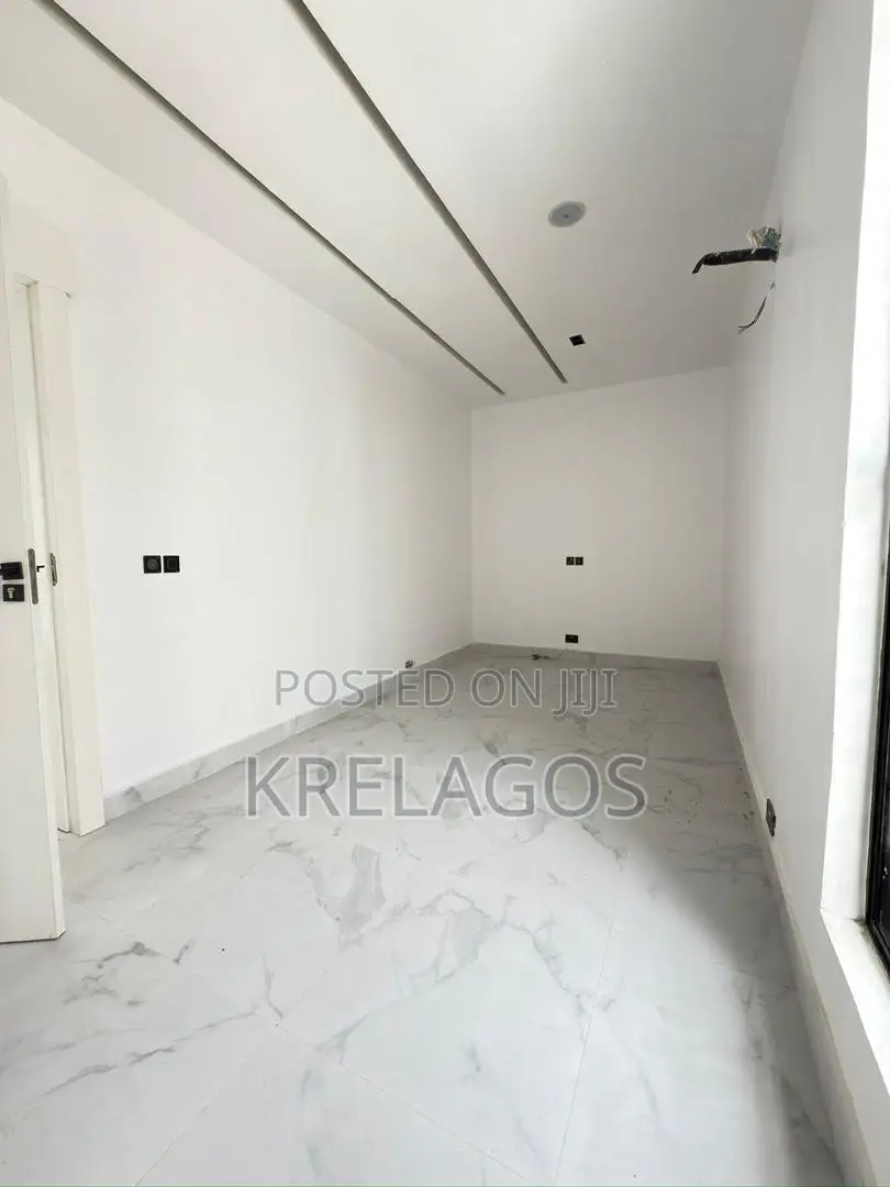 5bdrm Duplex in Chevron for sale